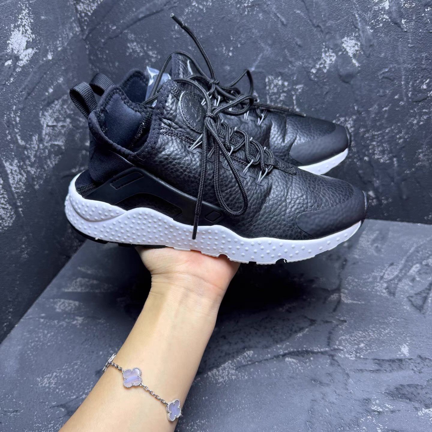 Nike Nike Air Huarache Black & White Oreo Q10 Size US 7.5 / IT 37.5 - 2 Thumbnail