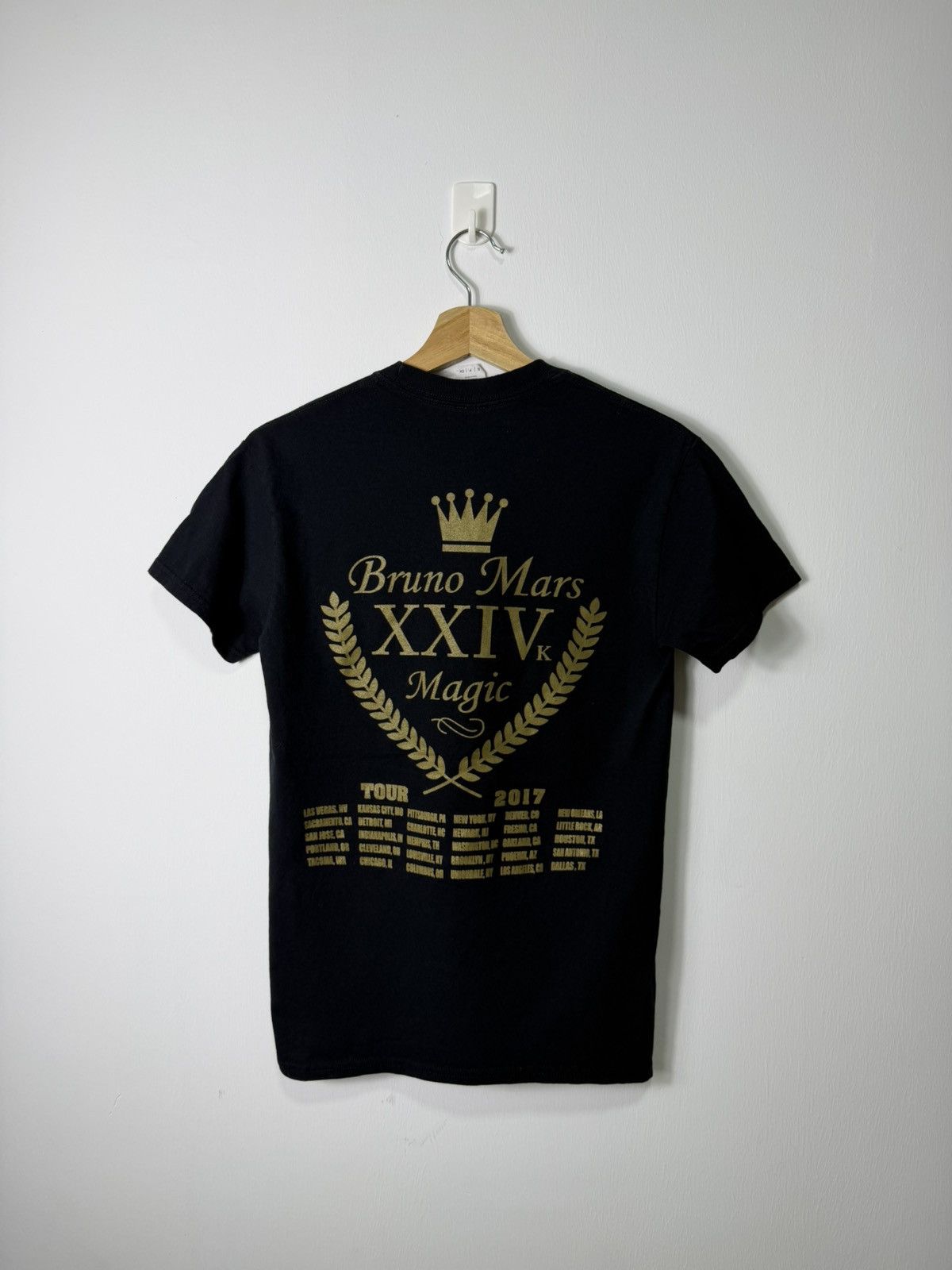 Band Tees Bruno Mars Magic Tour Band Tee Size US S / EU 44-46 / 1 - 5 Thumbnail