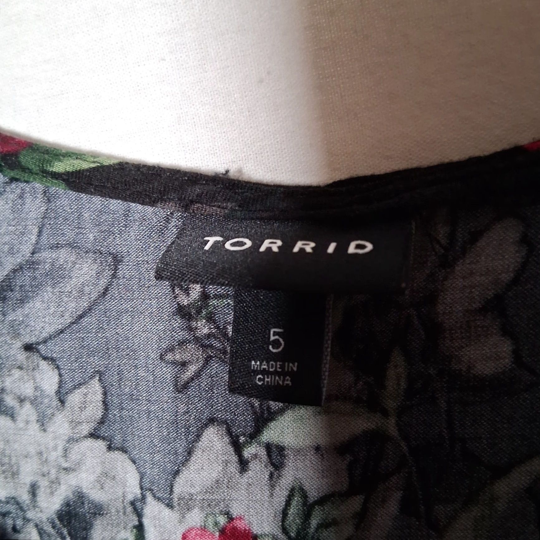 Torrid Torrid Plus Size 5X Blouse Black Floral Button Up Long Sleeve Size XXL / US 16-18 / IT 52-54 - 3 Thumbnail