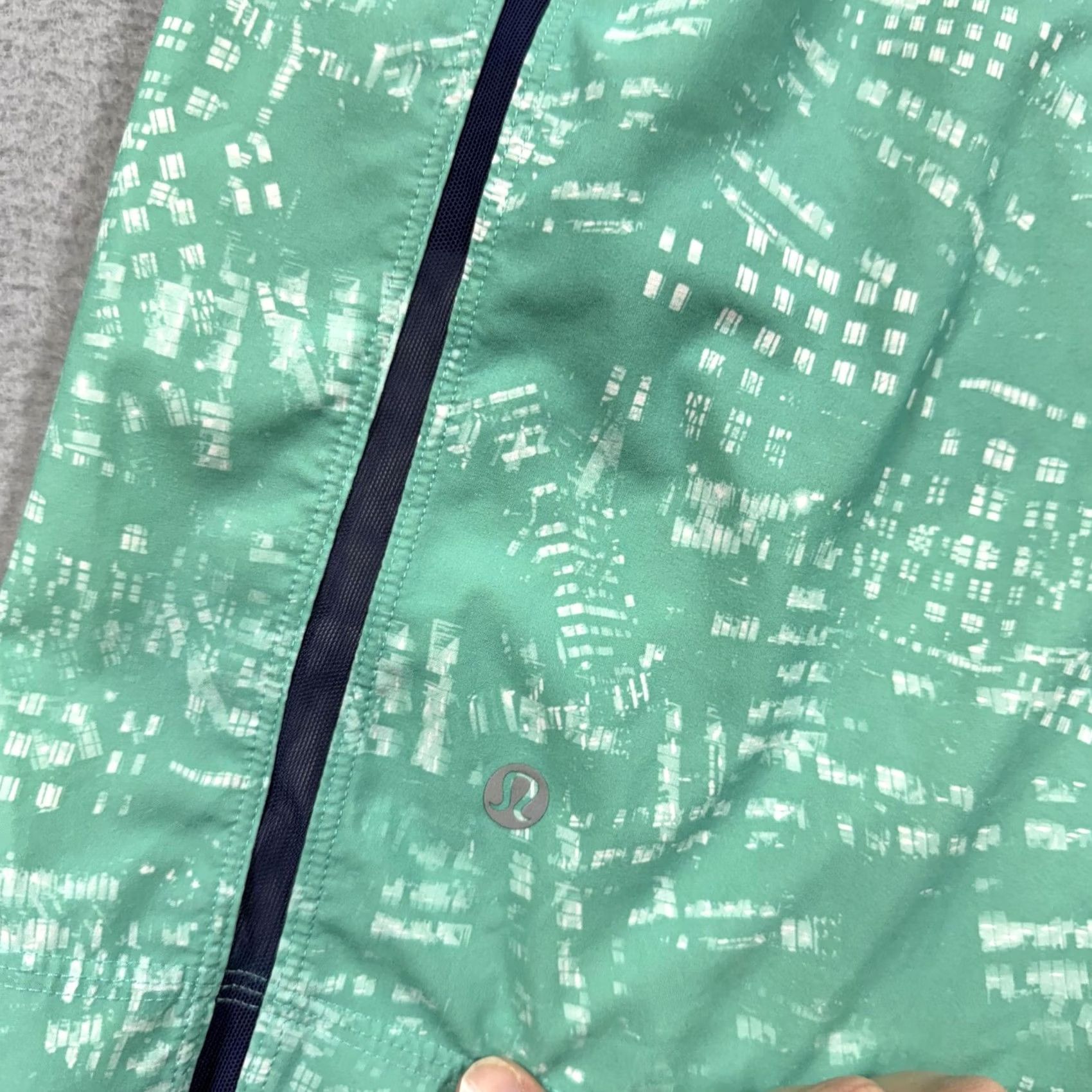 Lululemon Lululemon Shorts Mens 33 Green Geometric Lined 9" Inseam Athletic Gym Running Jogging Pockets Elastic Drawstring Waist Size US 33 - 4 Thumbnail