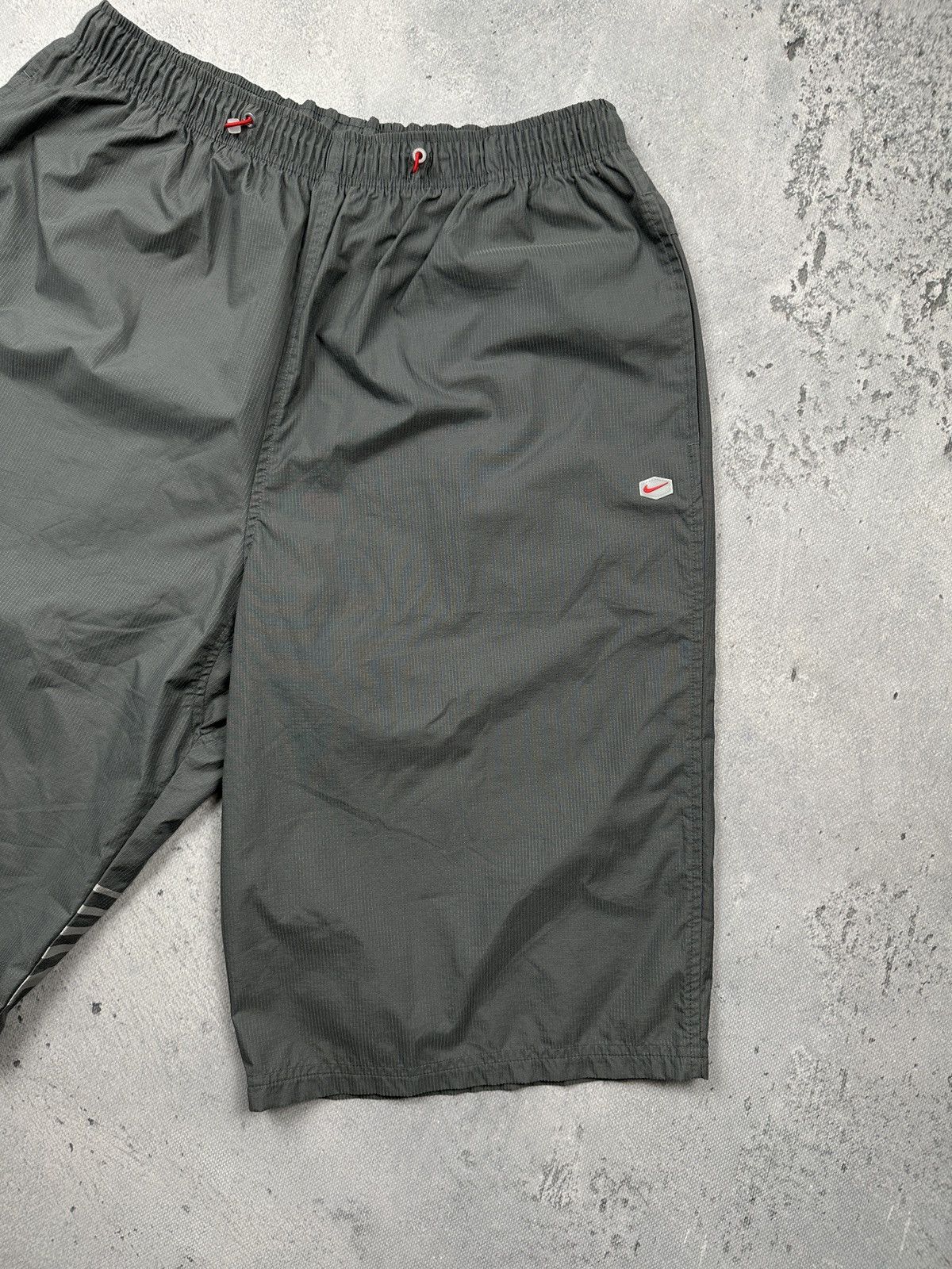 Nike Vintage Nike Ripstop Nylon Shorts TN Gray Red Swoosh 90s Y2K Size US 34 / EU 50 - 3 Thumbnail