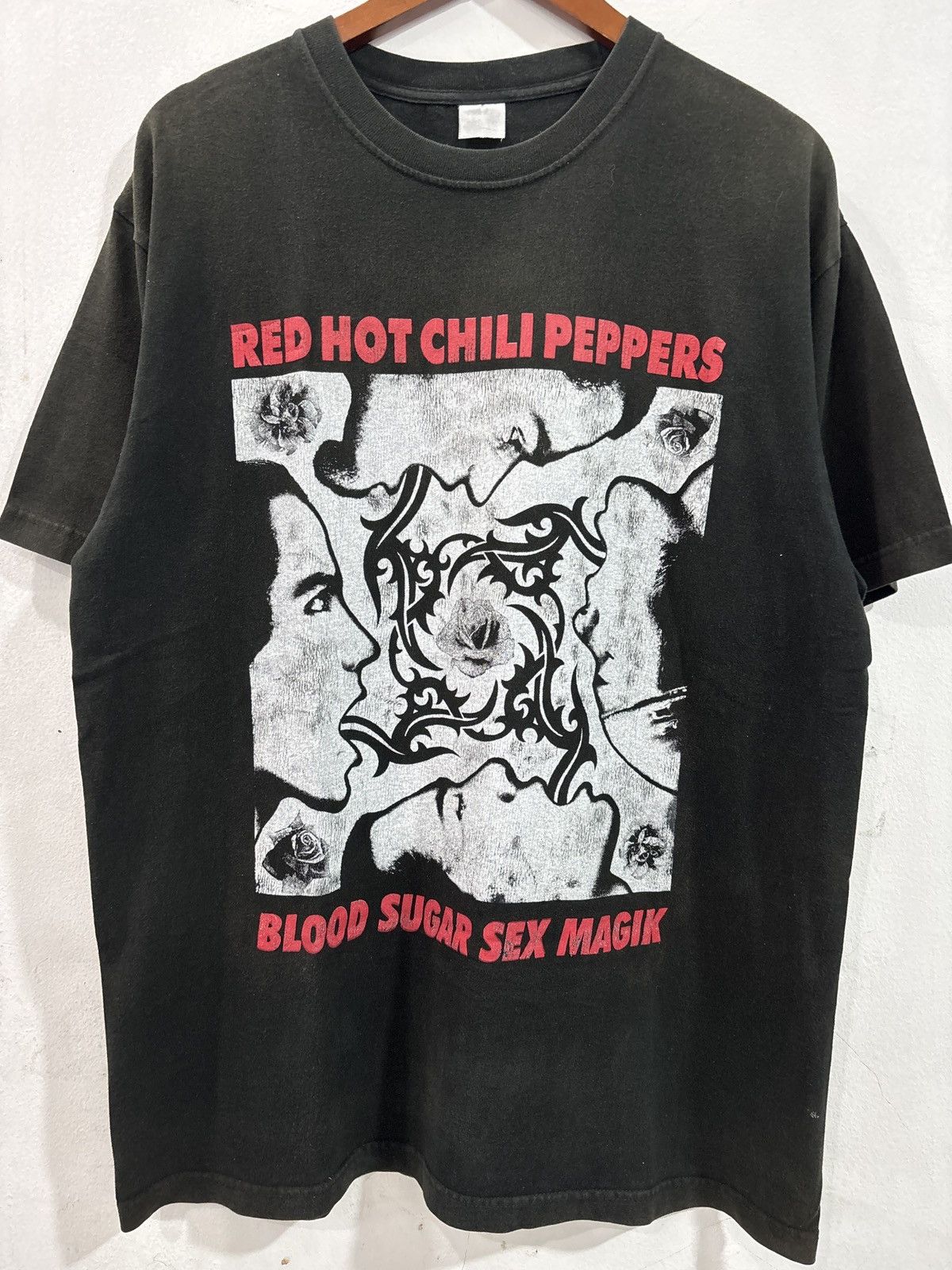 Band Tees Vintage Europ "Red Hot Chilli Peppers" T-shirt Size US XL / EU 56 / 4 - 1 Thumbnail