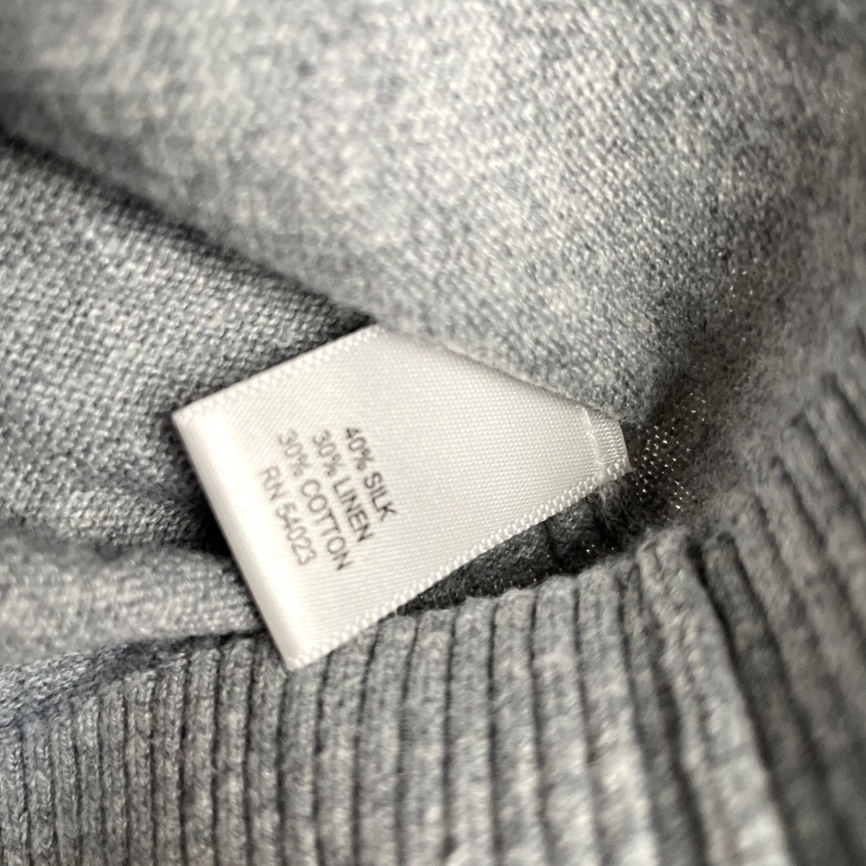 Banana Republic Banana Republic Sweater Mens XL Gray V-Neck Silk Knit Lightweight Pullover Knit Winter Spring Fall Casual Shirt/Top Mens Regular Fit Size US XL / EU 56 / 4 - 3 Thumbnail