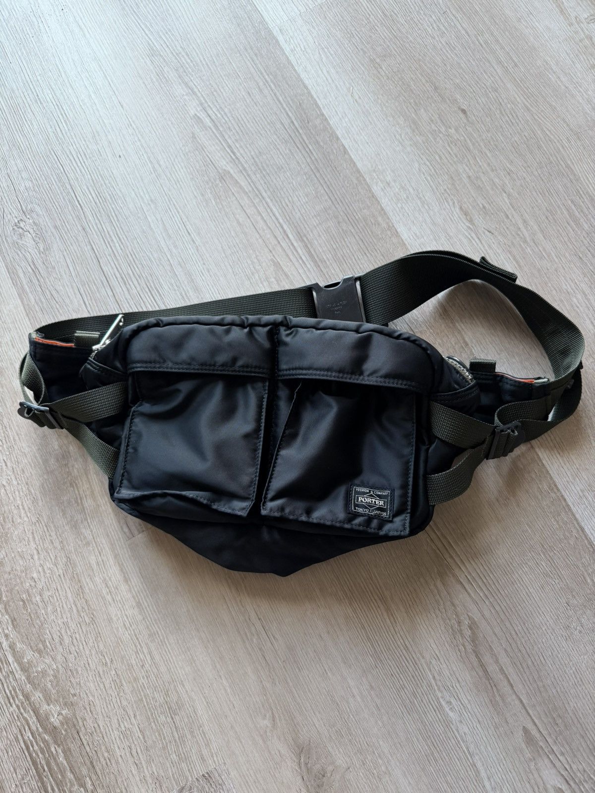 Porter Tanker Hip Bag Black/Green/Orange interior