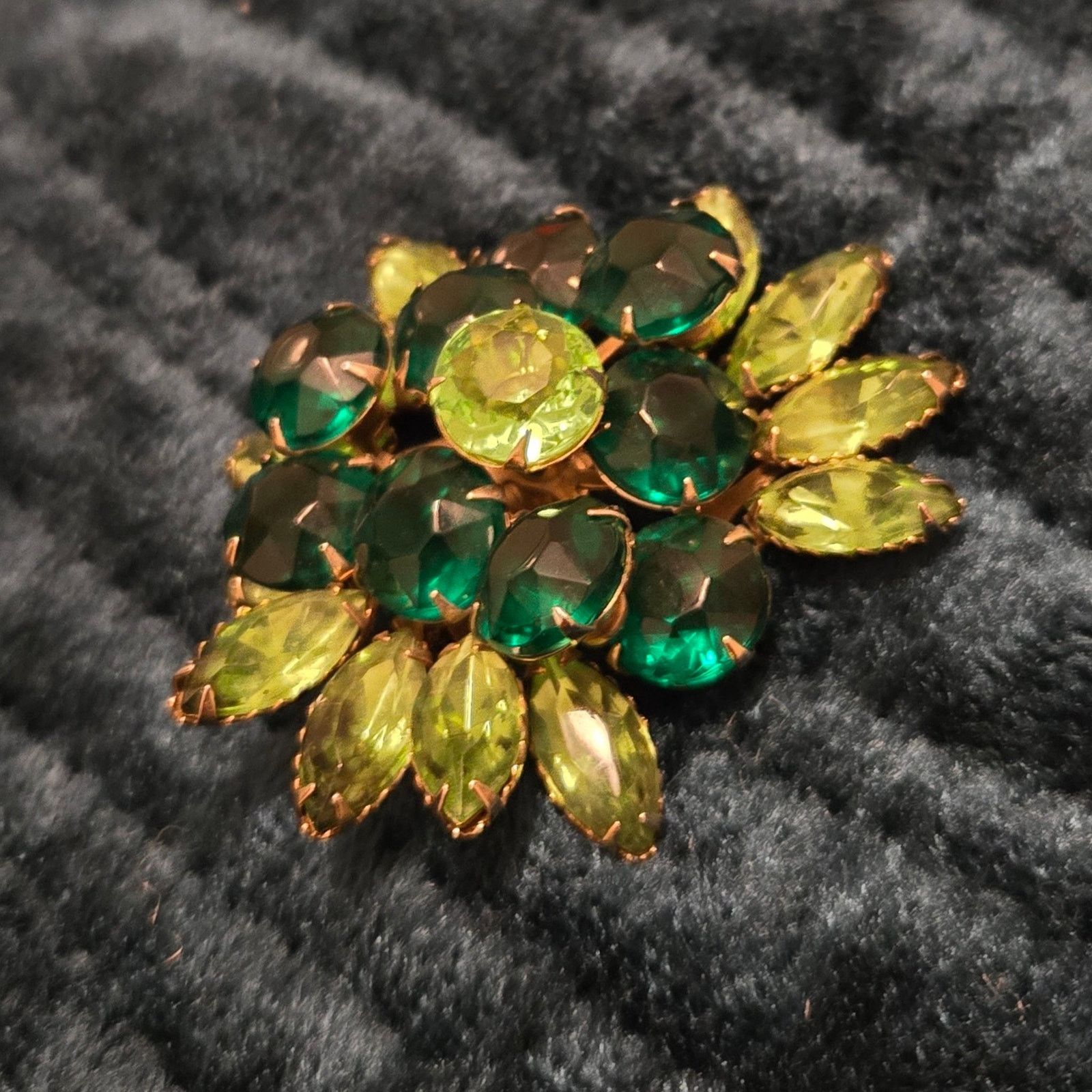 Jewelry Stunning Vintage Green Rhinestone Brooch Size ONE SIZE - 7 Thumbnail