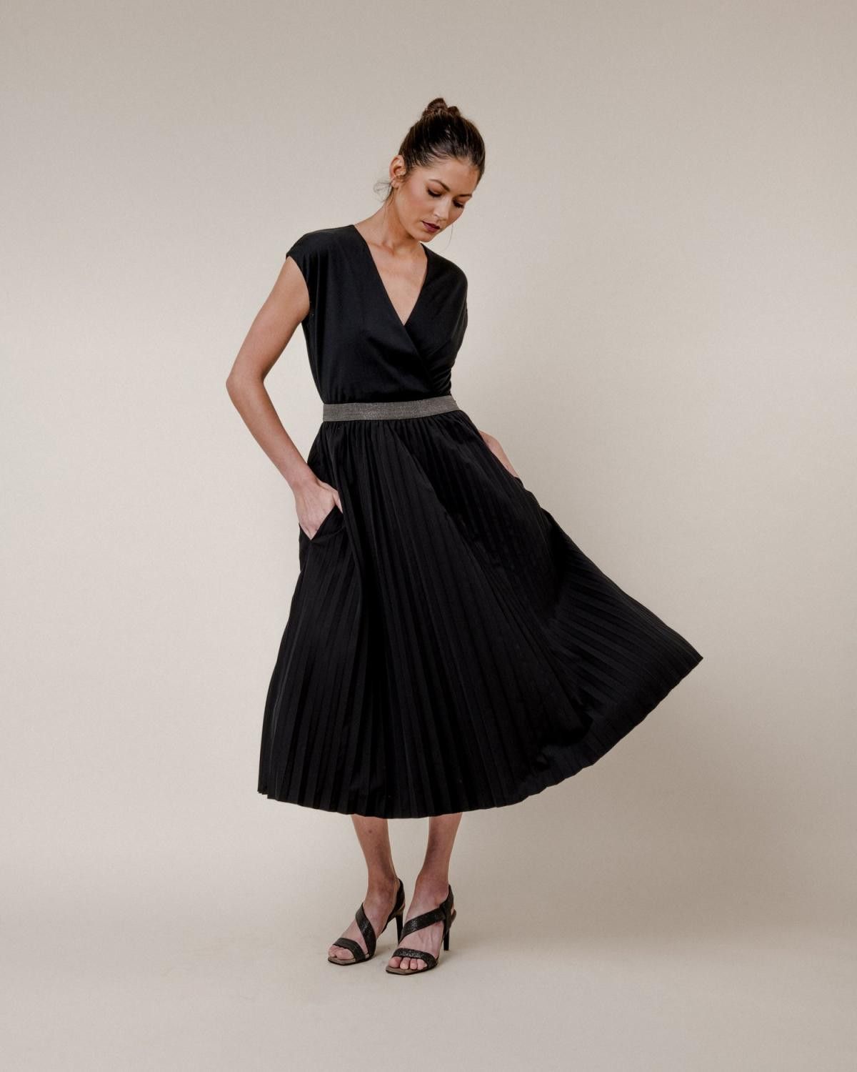 Brunello Cucinelli o1y0725 Midi Dress in Black Size M / US 6-8 / IT 42-44 - 3 Thumbnail