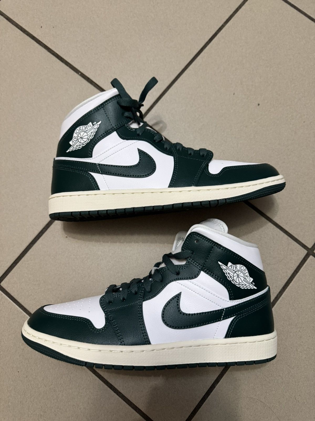 Nike Air Jordan 1 Mid Size US 11 / EU 44 - 1 Thumbnail