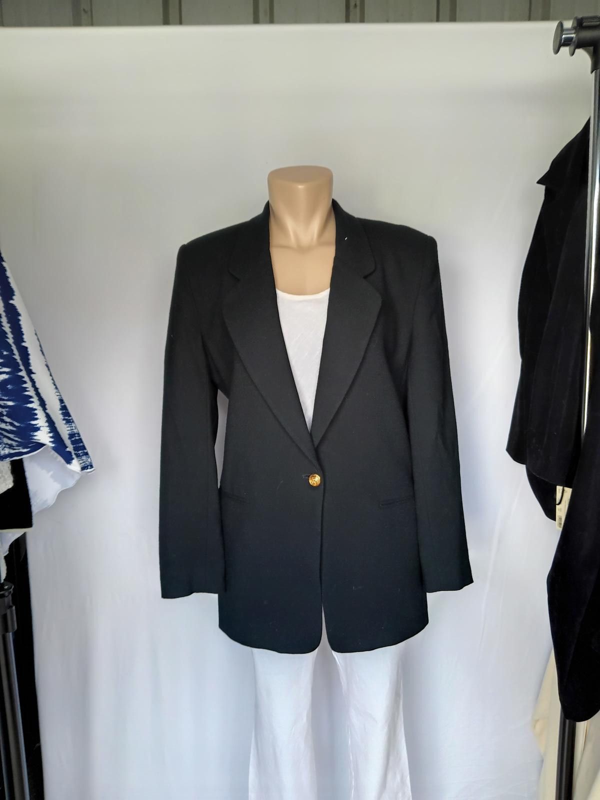 Designer Classic Black Blazer with Gold Button - Elegant Design Size M / US 6-8 / IT 42-44 - 1 Thumbnail