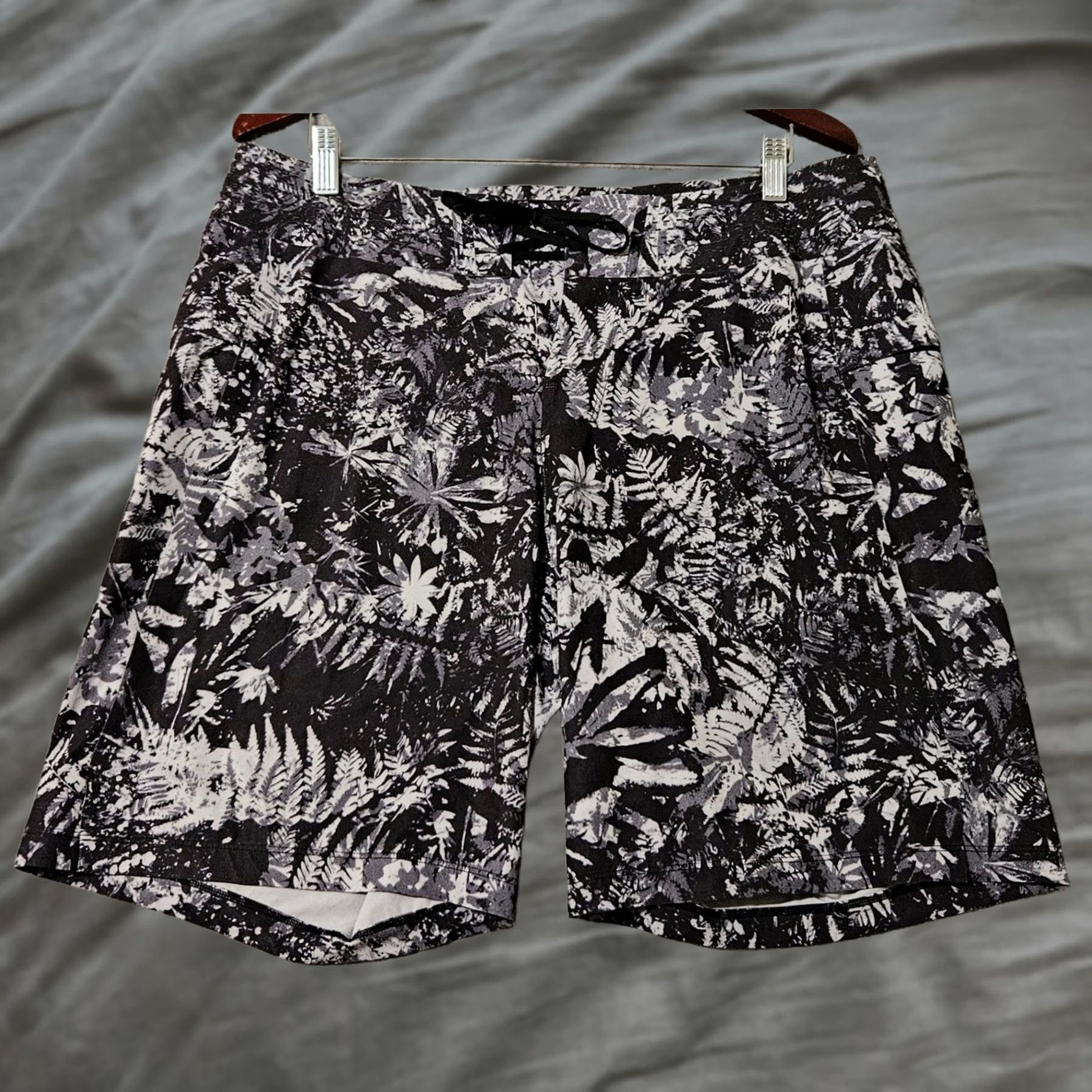 Lululemon Lululemon Board Shorts Men's 34 Black Gray Zip Unlined Swim 9in Inseam M7AARS Current State State Board Shorts Mens 34 Black Gray Zip Unlined Swim Size US 34 / EU 50 - 1 Thumbnail