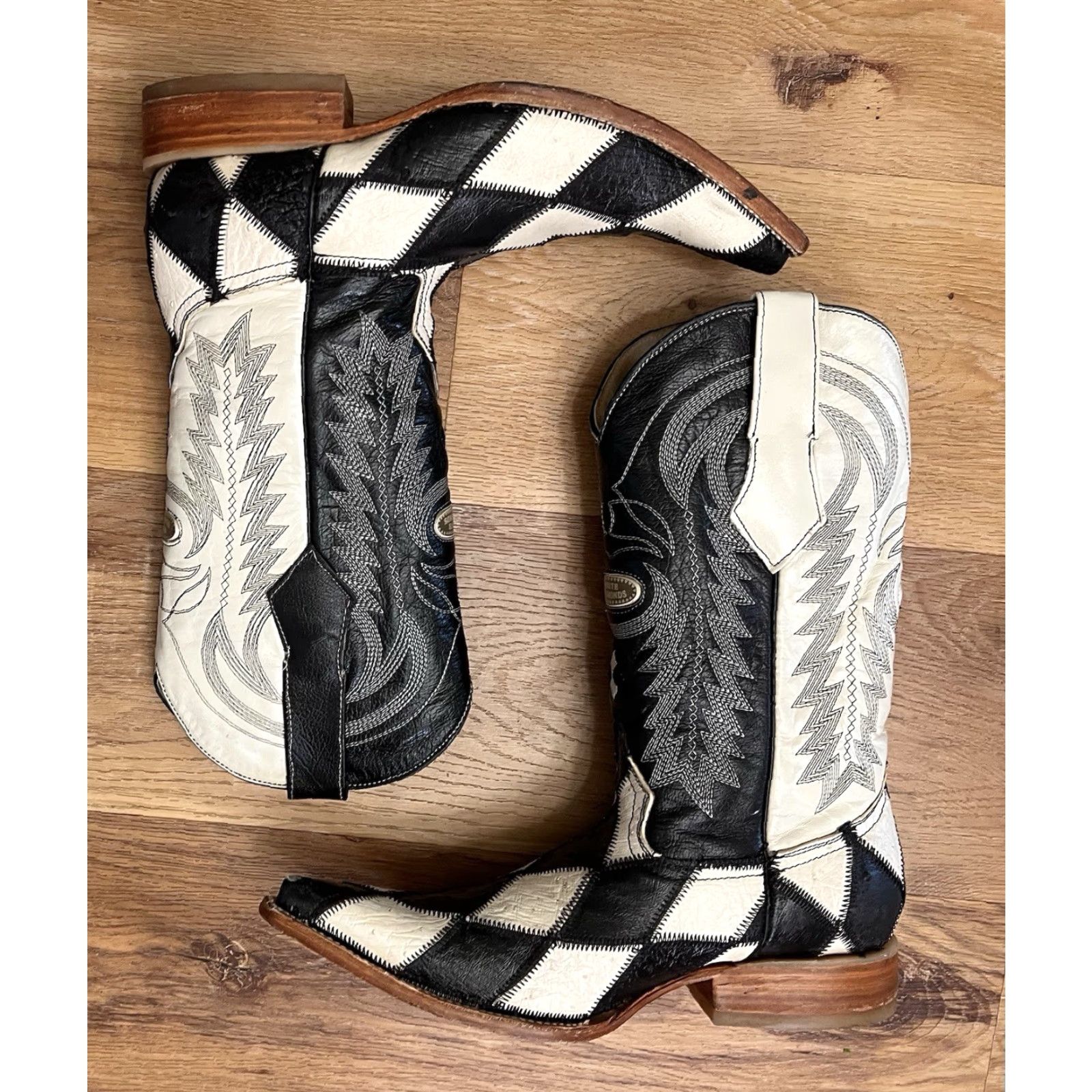 Vintage VINTAGE White Diamonds Boots Cowboy Boot Mens 6 Black Leather Western Mid-Calf Check Pattern Pointed Toe Size US 6 / EU 39 - 3 Thumbnail