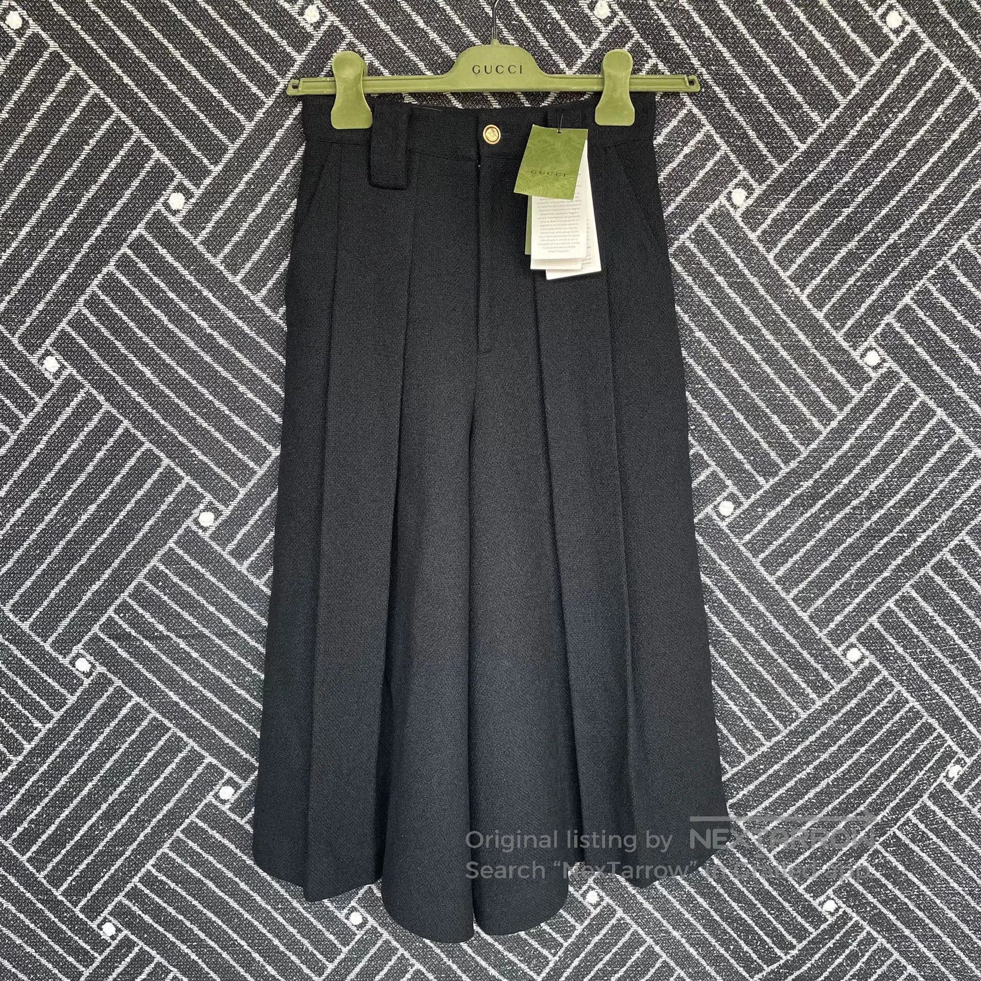 Gucci Black Pleated Casual Long Skirt by GUCCI. Size 35" - 1 Thumbnail
