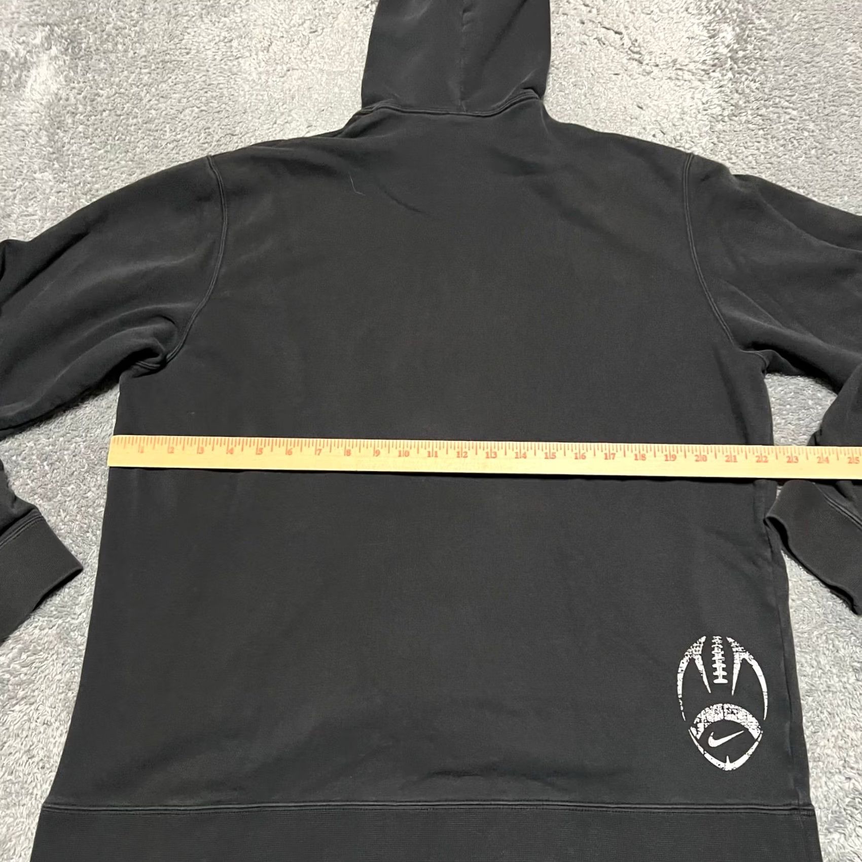 Nike VINTAGE Nike Beast Football Center Swoosh Silver Tag Hoodie Sweatshirt Men Large Black Stain Low-residual, Pullover, Regular Size L Size US L / EU 52-54 / 3 - 6 Thumbnail