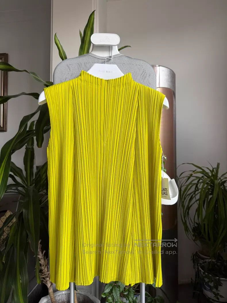 Issey Miyake Issey Miyake Medium Soft Yellow Top Size L / US 10 / IT 46 - 1 Thumbnail