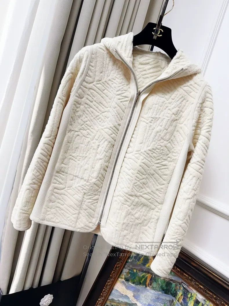 Chanel Chanel 21N Coco neige beige full-print logo long-sleeved j Size XXS / US 00 / IT 34 - 1 Thumbnail