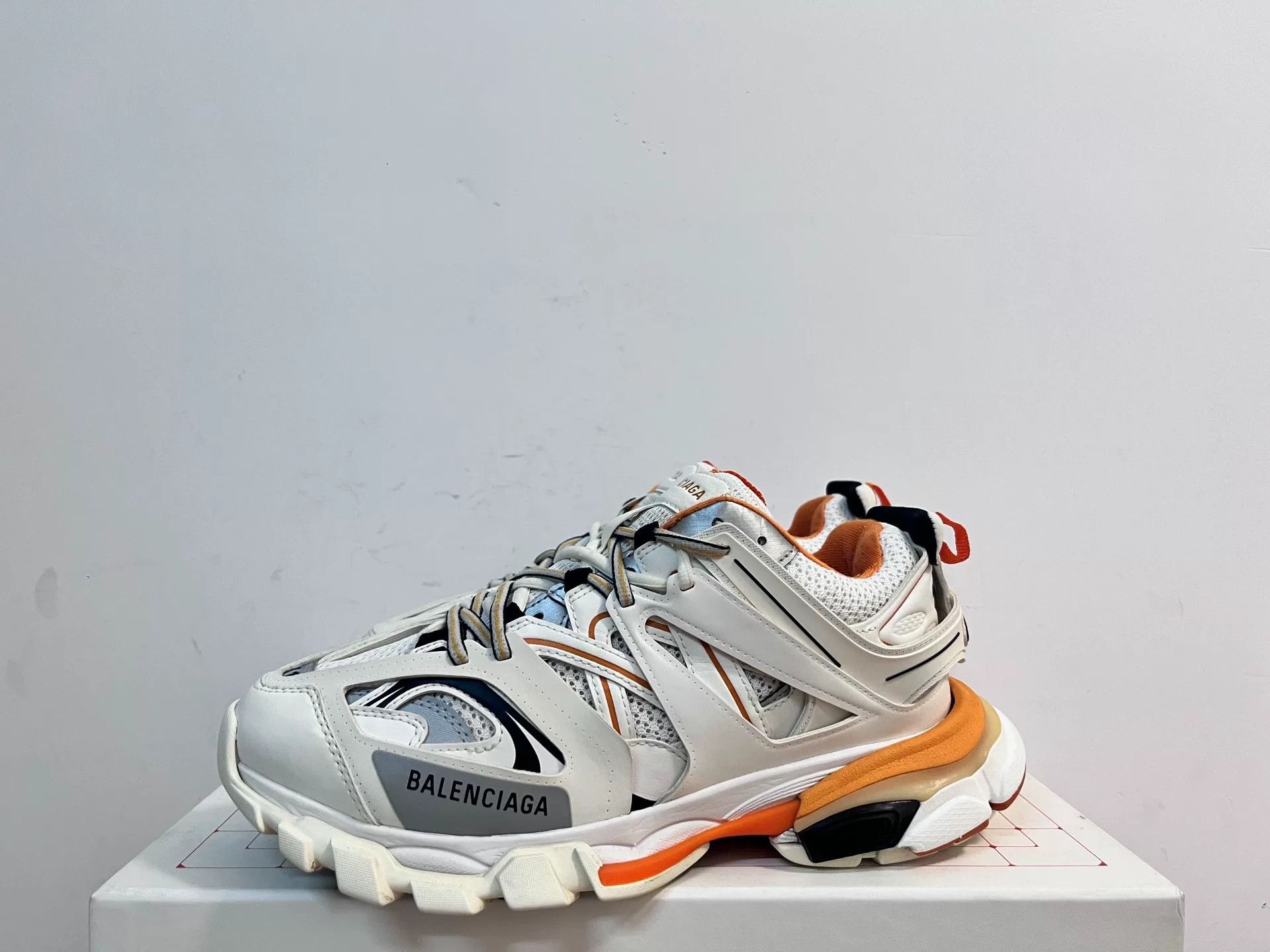 Balenciaga Balenciaga White Lowtop Sneakers 8 Men Size US 8 / EU 41 - 1 Thumbnail
