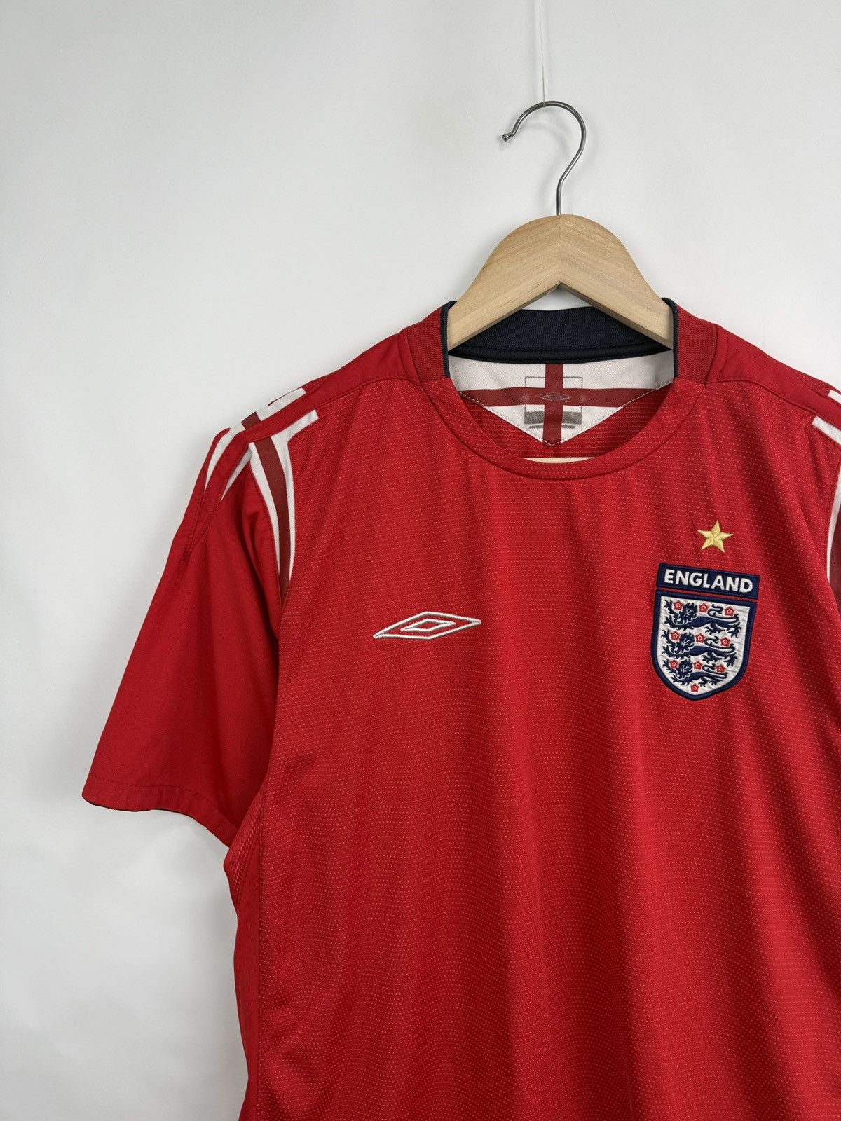 Umbro 🏴󠁧󠁢󠁥󠁮󠁧󠁿 2004-2005 Umbro England Away Soccer Jersey Football Kit Size US M / EU 48-50 / 2 - 3 Thumbnail
