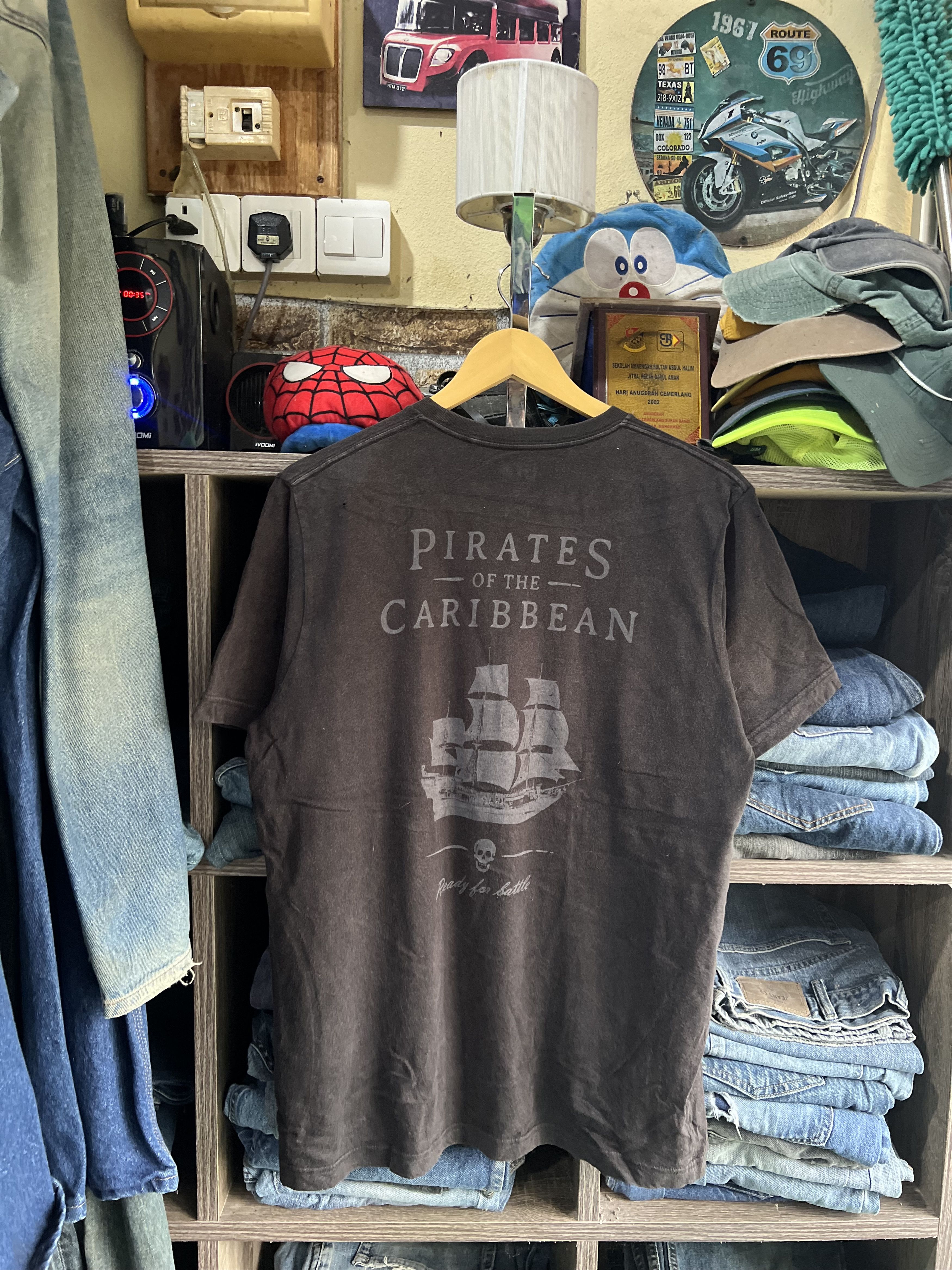 Disney 🔥Sun Faded Uniqlo Disney Pirates of The Carribean Tee Size US M / EU 48-50 / 2 - 16 Thumbnail