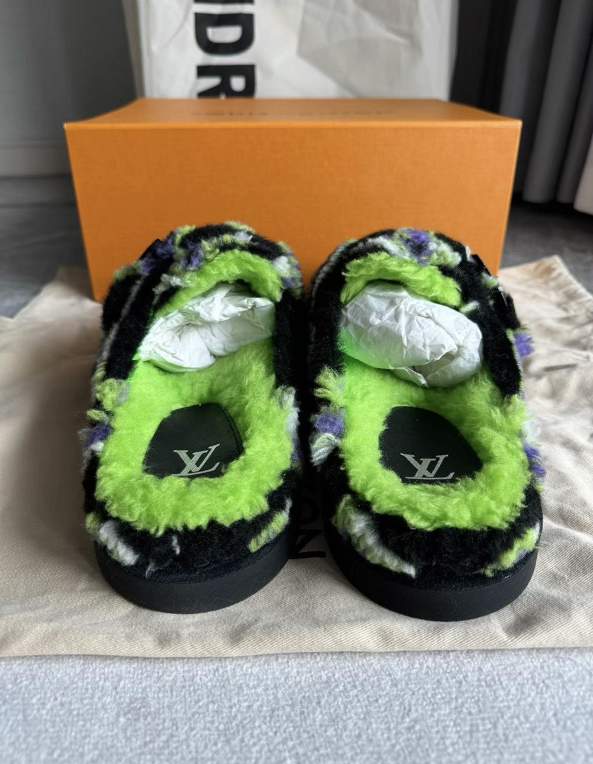 Louis Vuitton Louis Vuitton LV Easy Fur Slides, All-over Logo K6 Size US 8.5 / EU 41-42 - 4 Thumbnail