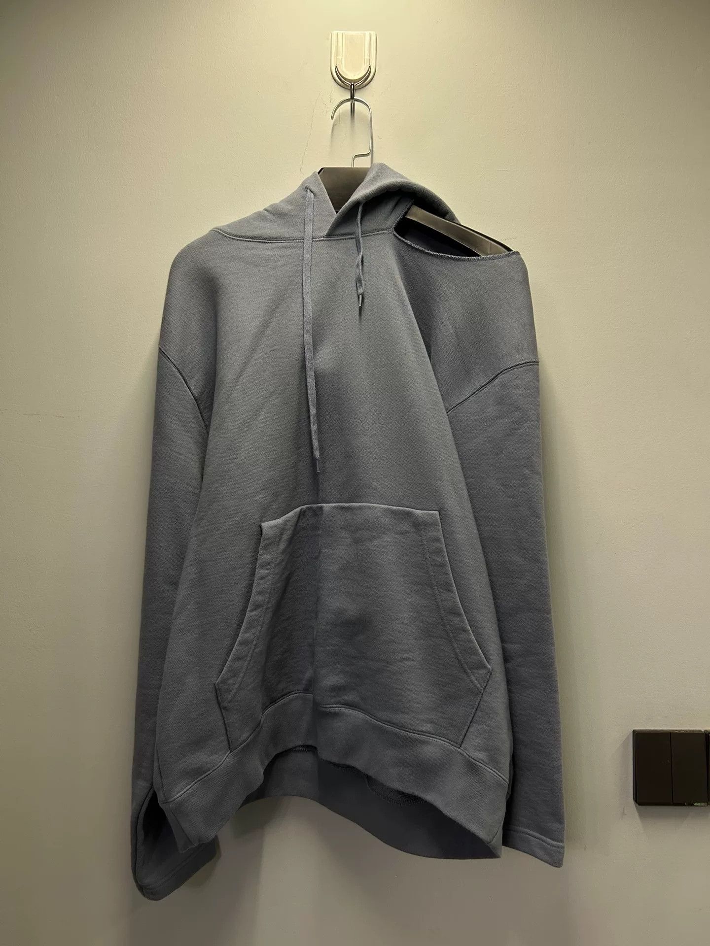 Vetements shoulder cutout hoodie in gray Size S / US 4 / IT 40 - 1 Thumbnail