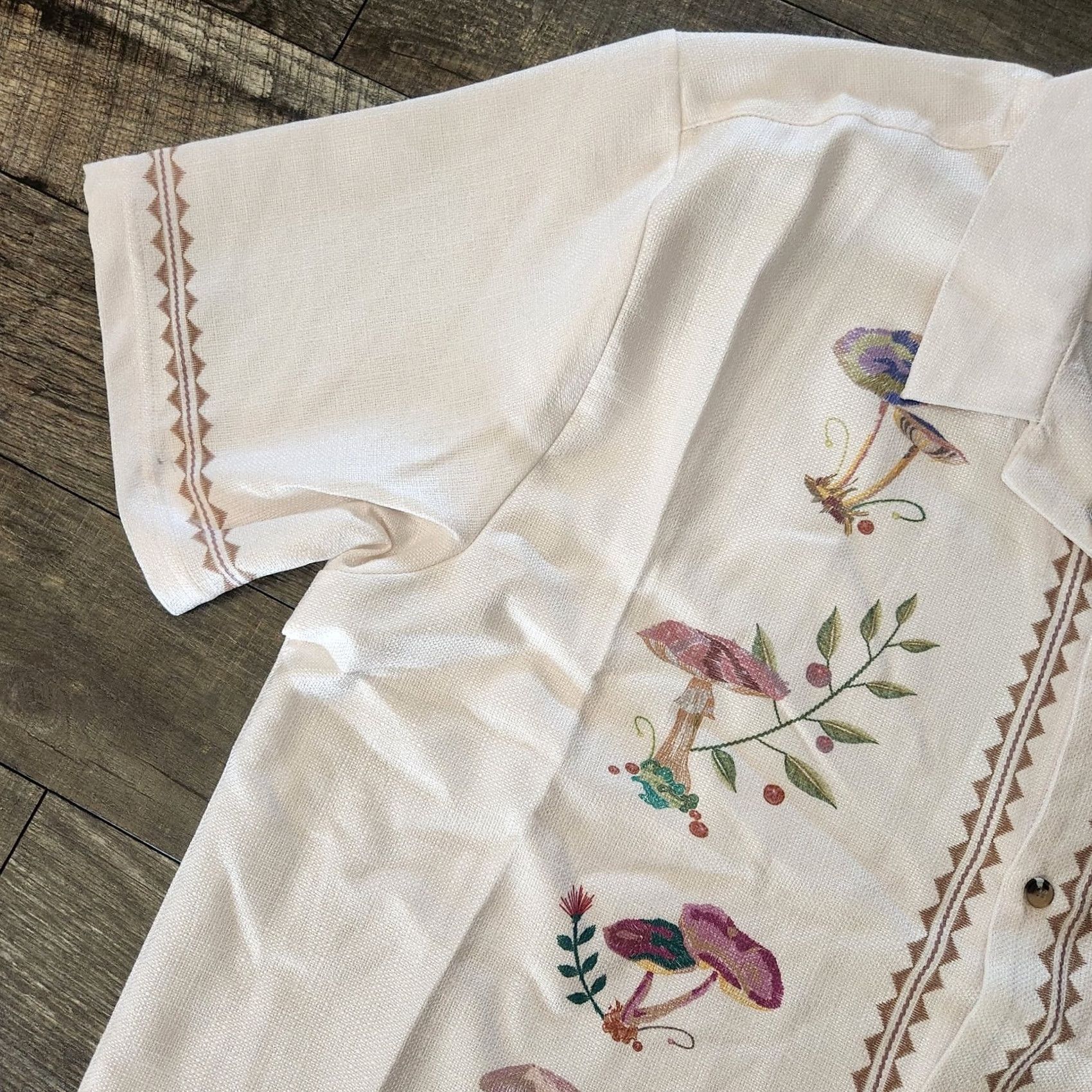 Vintage Good Vibes Mens Button-Up Hawaiian Shirt 4XL Ivory Textured Beach Short Sleeve Collared Embroidered Size US XXL / EU 58 / 5 - 7 Thumbnail