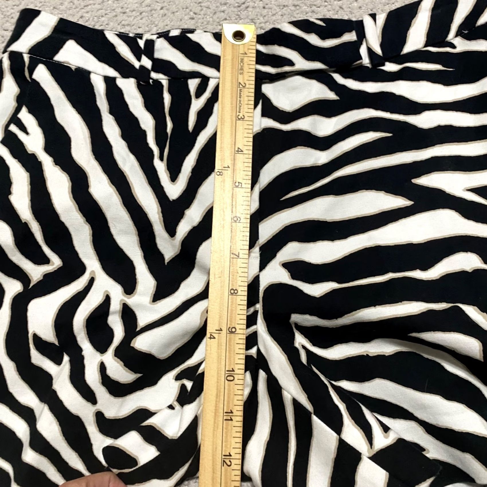 White House Black Market NWT White House Black Market Womens 8 Shorts Gray Chino Zebra Print Inseam 5" Size 30" / US 8 / IT 44 - 3 Thumbnail