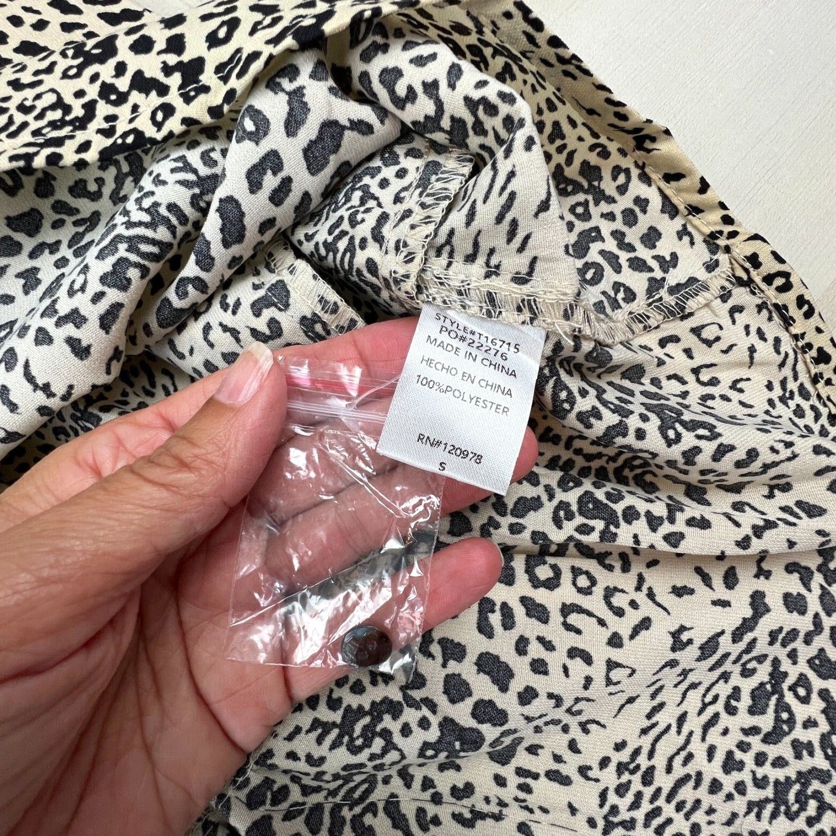 Vintage Entro Womens Leopard Print Blouse Small Animal Cheetah Short Sleeve Flowy Loose Top Polyester Size S / US 4 / IT 40 - 4 Thumbnail
