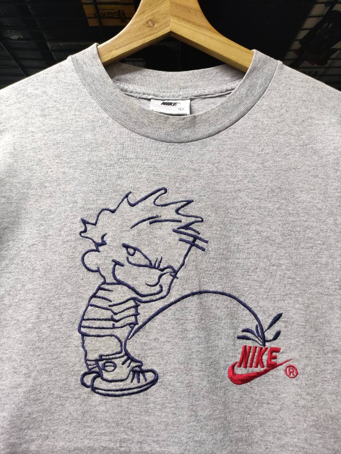 Nike Vtg 90's Nike Calvin Peeing Logo T-Shirt Size US L / EU 52-54 / 3 - 1 Thumbnail