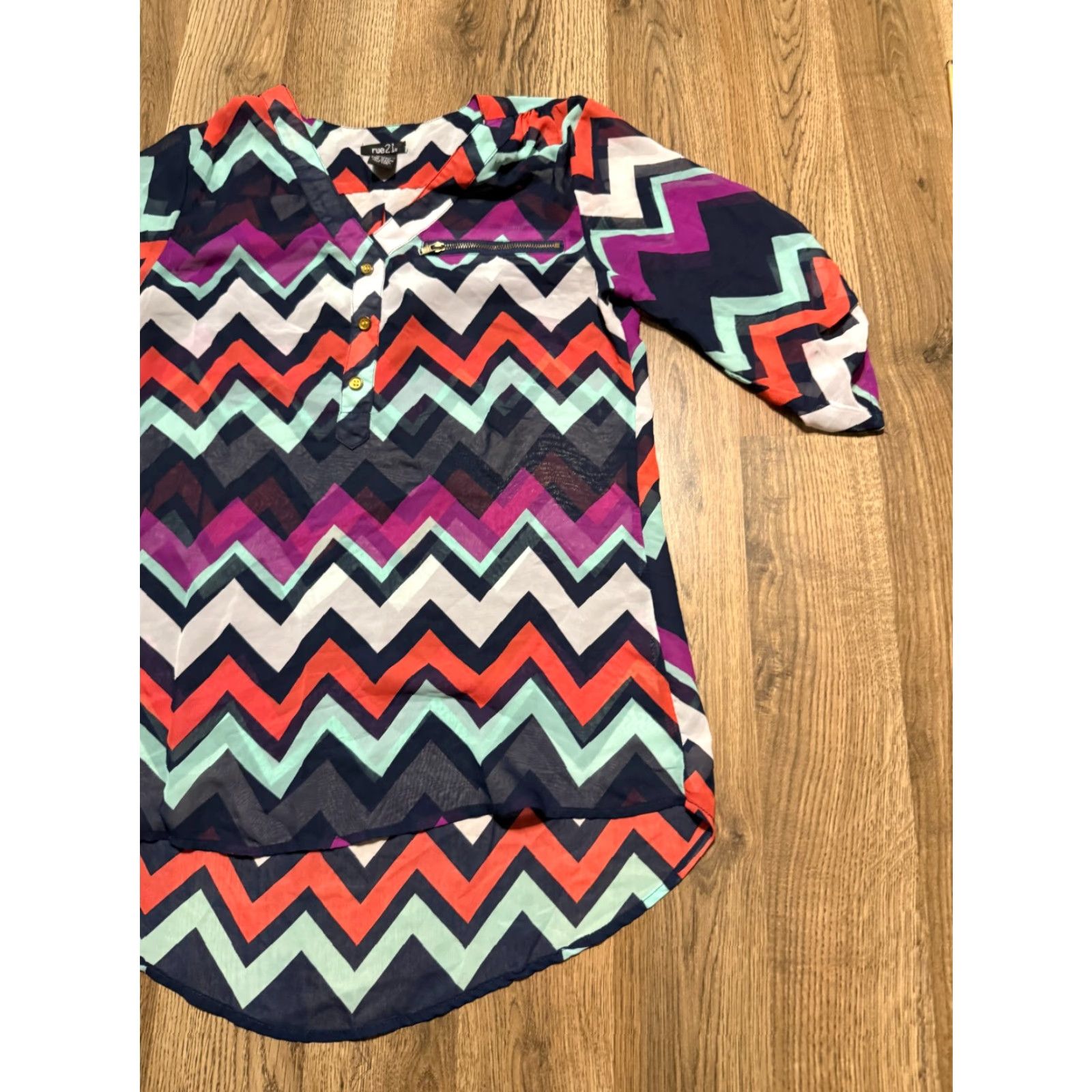 Vintage Rue21 Shirt Women's Medium Purple V-neck 3/4 Sleeve Solid Polyester Casual Fall Spring Summer White Green Blue Red Size M / US 6-8 / IT 42-44 - 4 Thumbnail