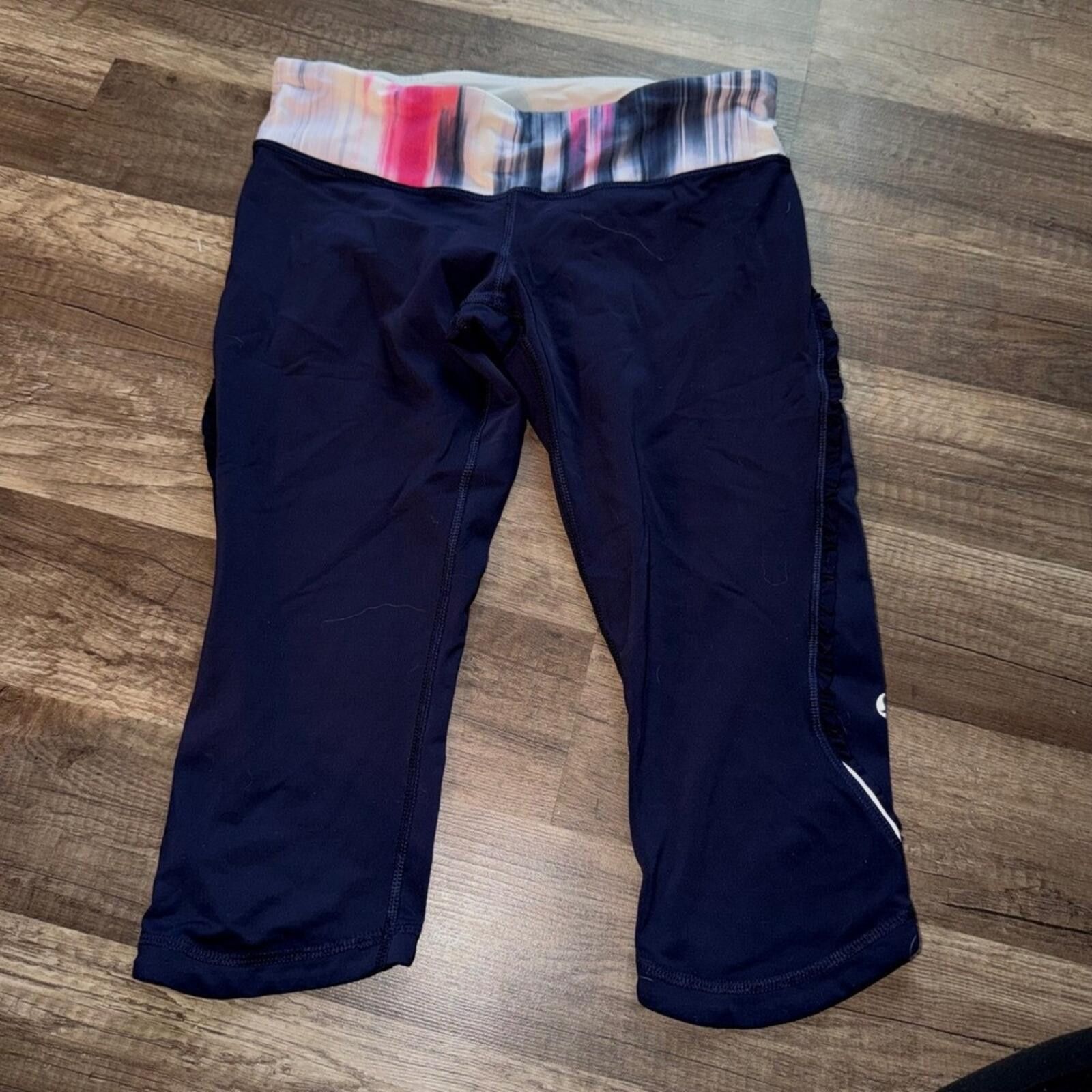 Lululemon Lululemon Run Crop Waistband Ruffle Leggings Size 28" / US 6 / IT 42 - 1 Thumbnail