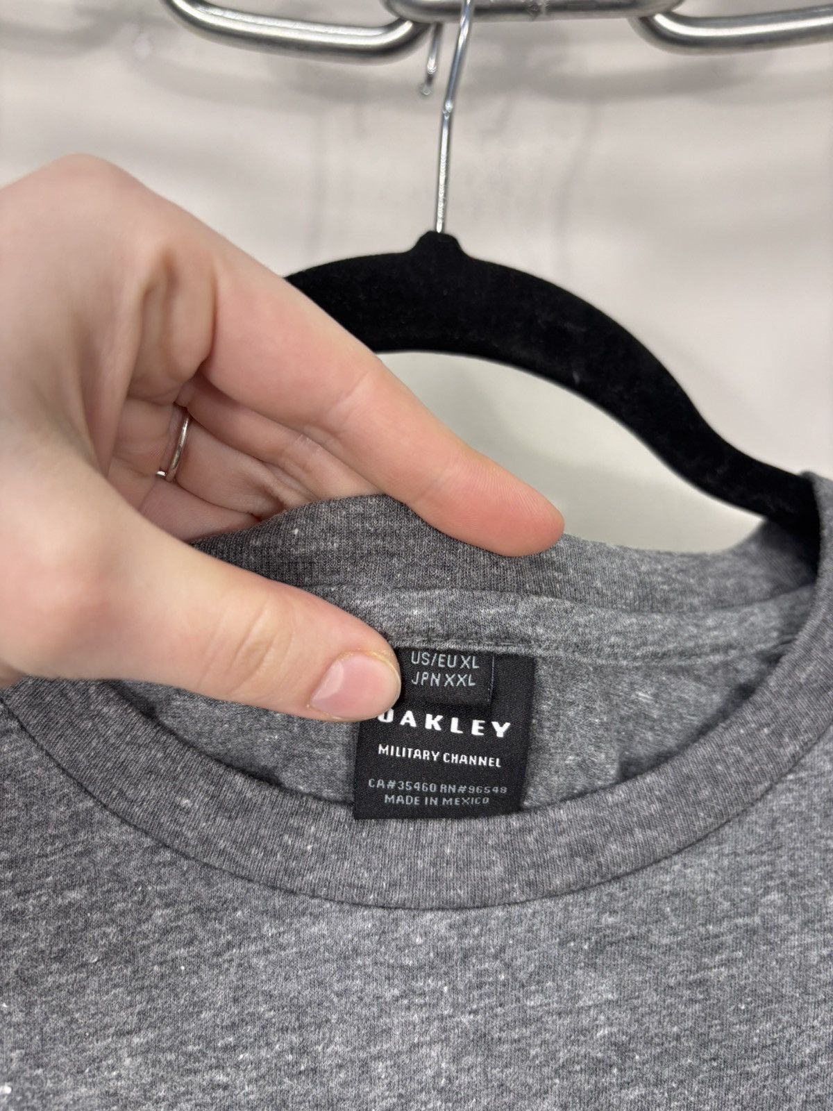 Oakley Oakley Military Channel NWT Men’s Athletic Heather Grey Tee Size US XL / EU 56 / 4 - 6 Thumbnail