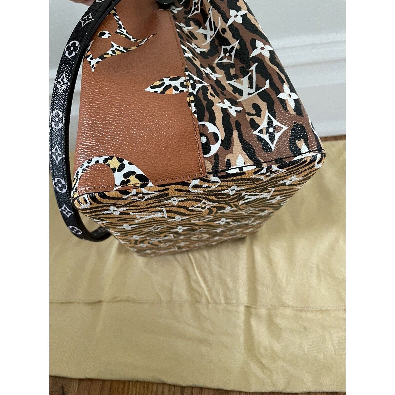 Louis Vuitton Louis Vuitton Jungle Monogram Giant NeoNoe MM Bucket Bag Size ONE SIZE - 7 Thumbnail