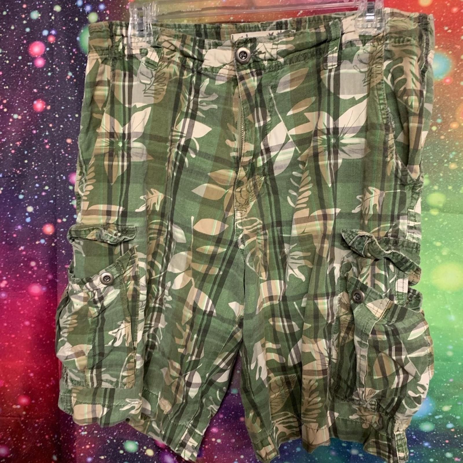 Designer Tan and Green Cargo Shorts with Woodland Camouflage Size US 32 / EU 48 - 1 Thumbnail