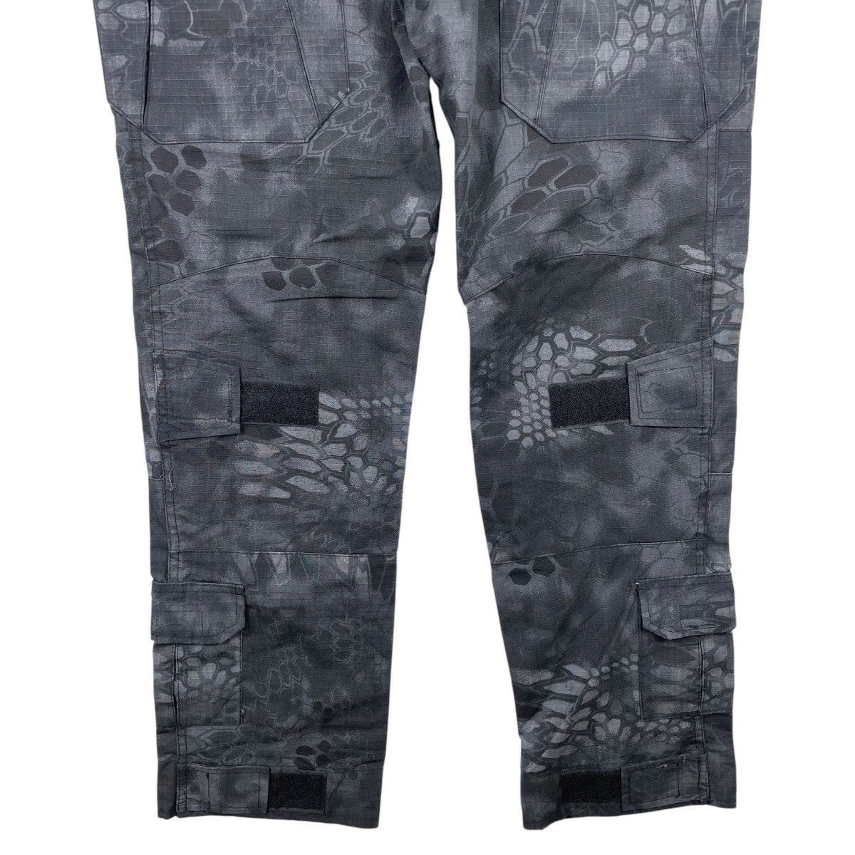 Japanese Brand Vintage Snake Patterned Camouflage Trousers Ski Pants Size US 35 - 8 Thumbnail