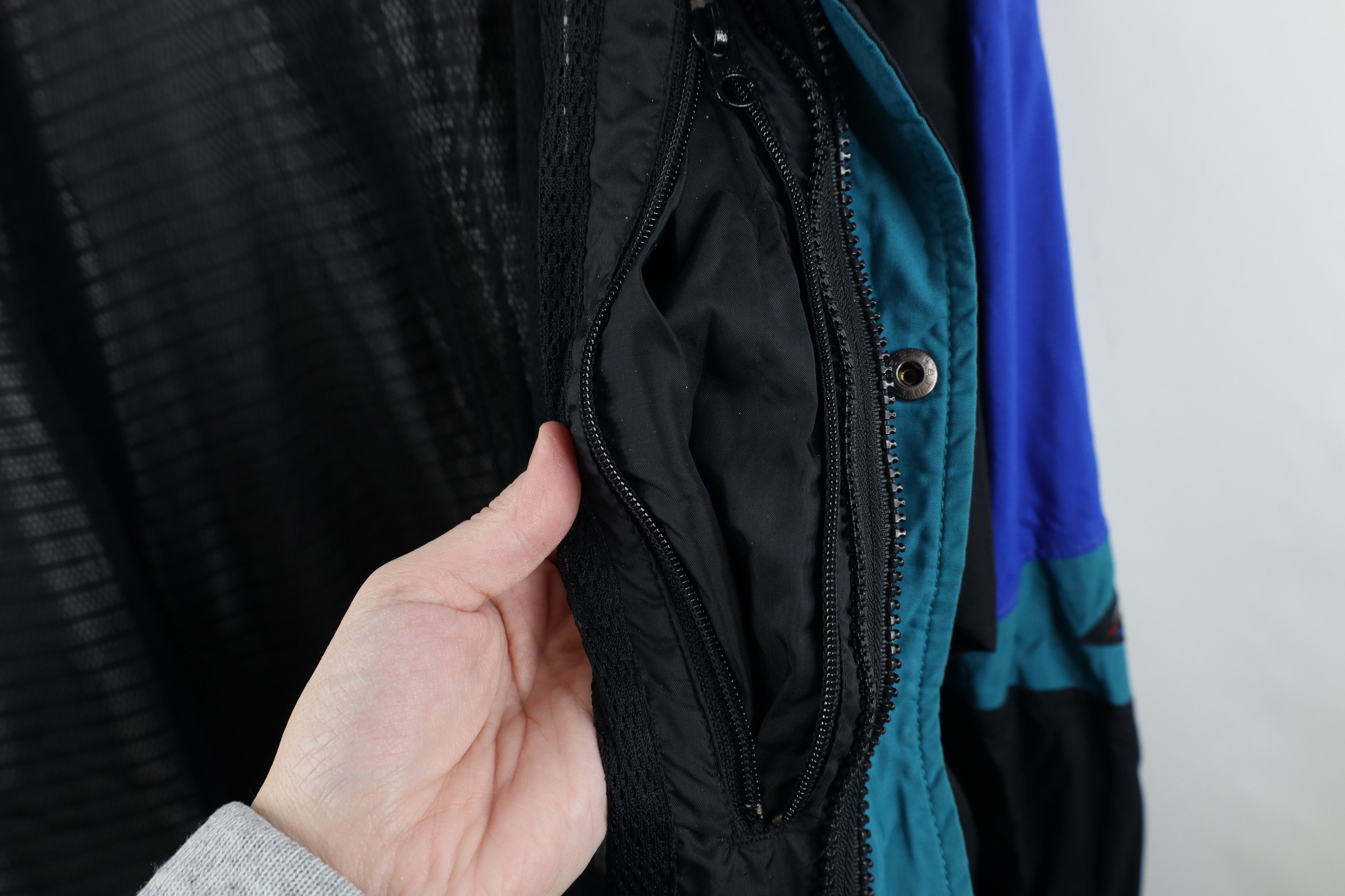 Columbia Vintage 90s Columbia Spell Out Hooded Parka Jacket Black Size US XL / EU 56 / 4 - 13 Thumbnail