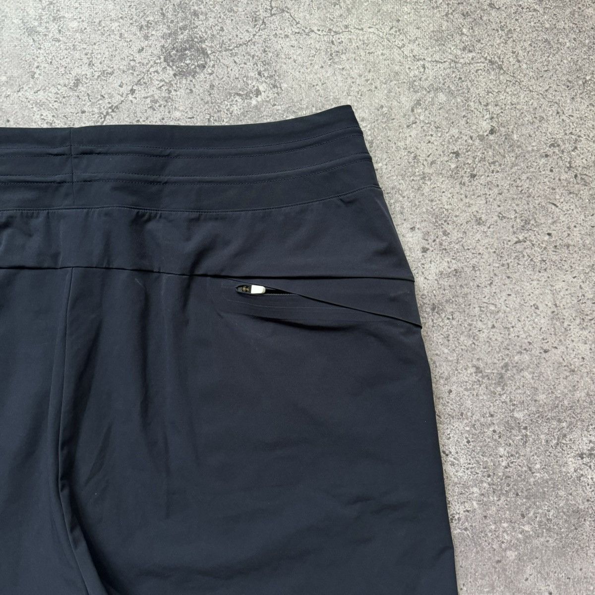 On On Cloud Hybrid Shorts Quick Dry Running Gear Solid Black Size US 30 / EU 46 - 12 Thumbnail