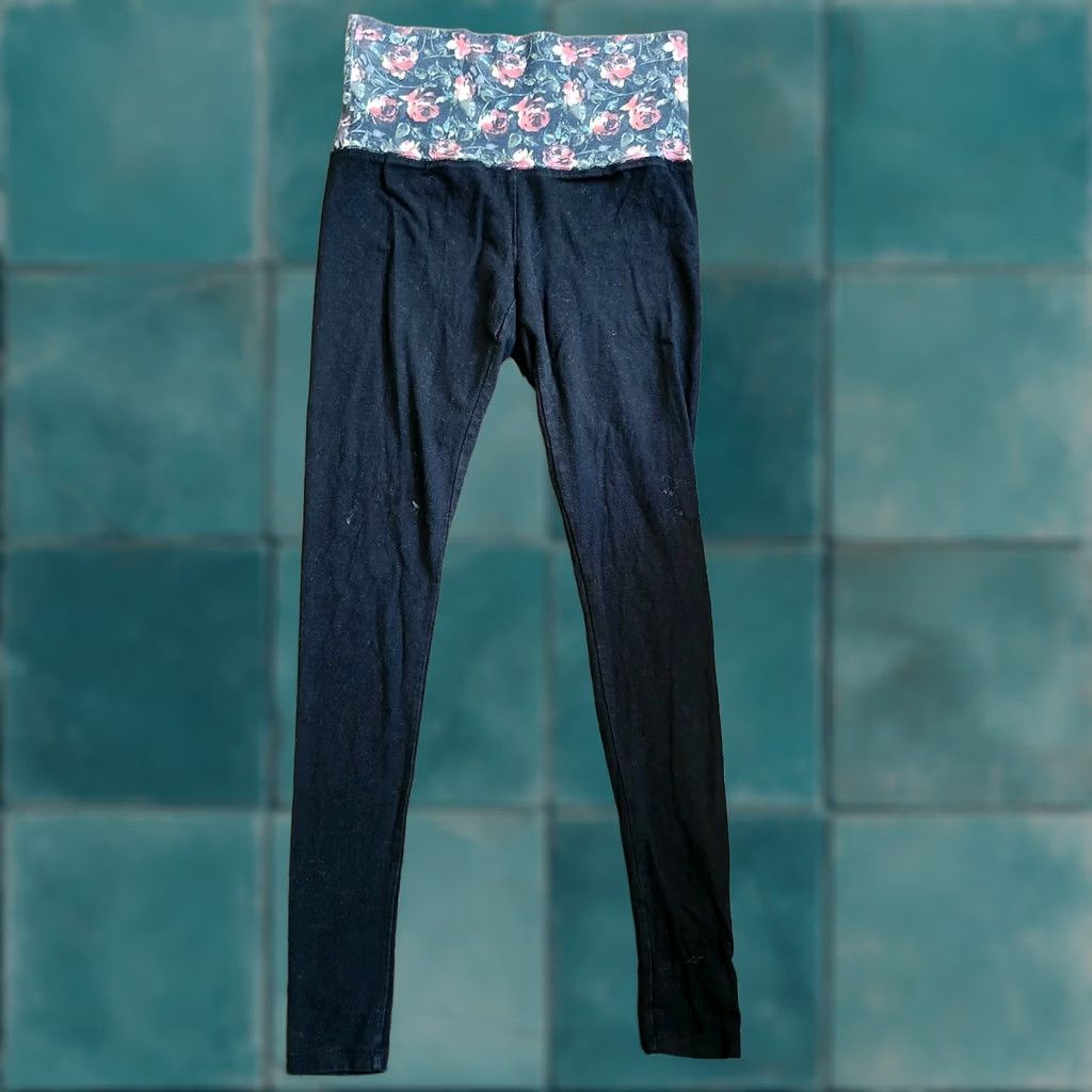 Vintage Xhilaration Women's Junior Floral Black Leggings XS - 27in Inseam, Cotton Spandex, Machine Washable, Yoga, Casual, Travel, Teens/MINOR STAINS Size 26" / US 2 / IT 38 - 1 Thumbnail
