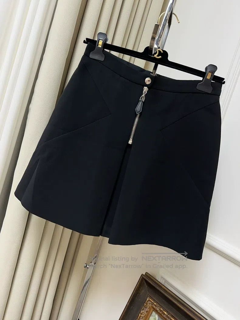 Louis Vuitton Louis Vuitton Black Skirt Size 33" - 1 Thumbnail