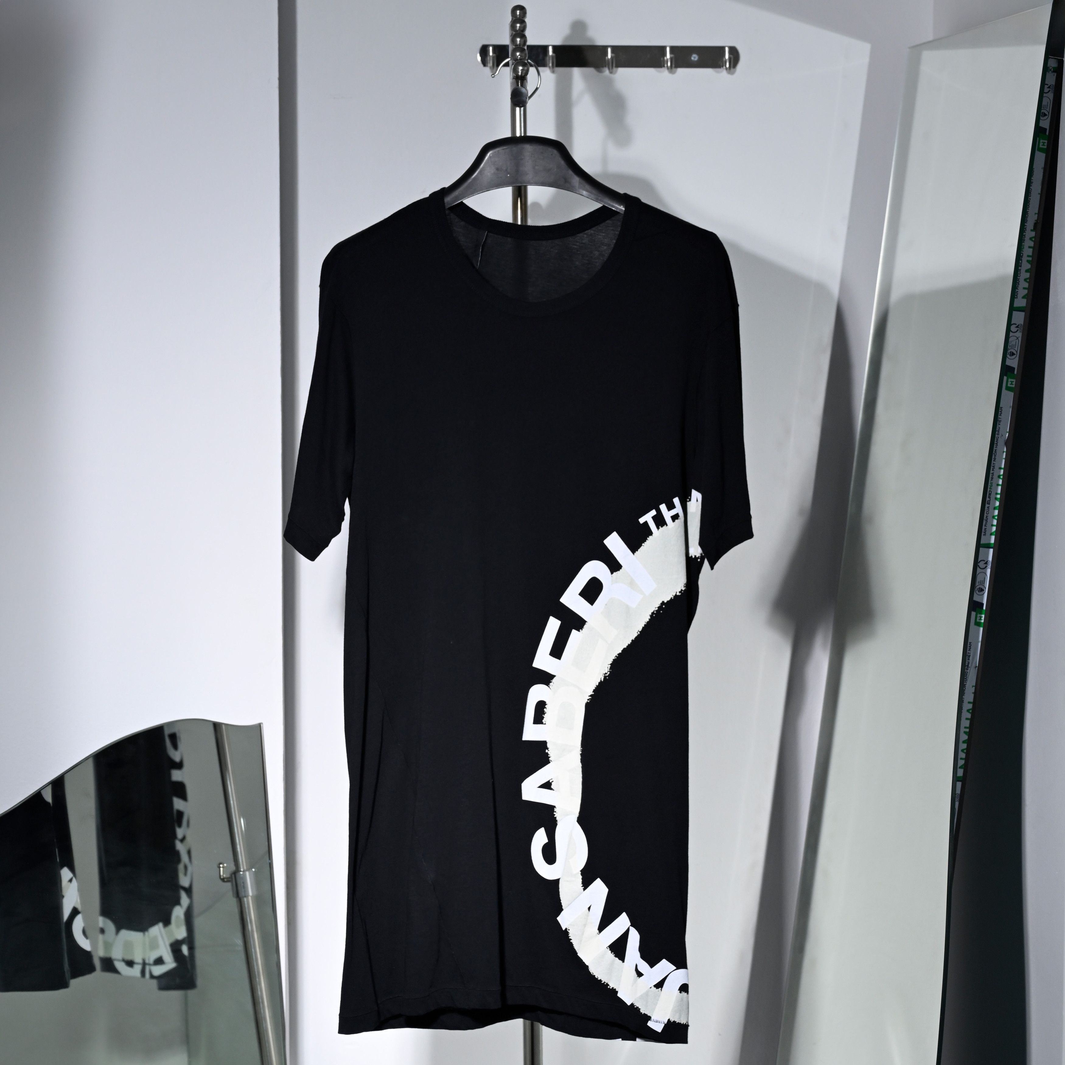 11 by boris bidjan saberi T[シャツ 白 ロゴ 刺繍 | CHASE