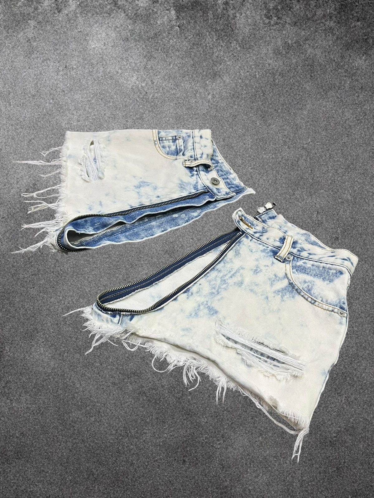 Fashion Victim Spiral Girl Split Zip Distressed Bleach Denim Hot Pants Size 25" / US 0 / IT 36 - 5 Thumbnail