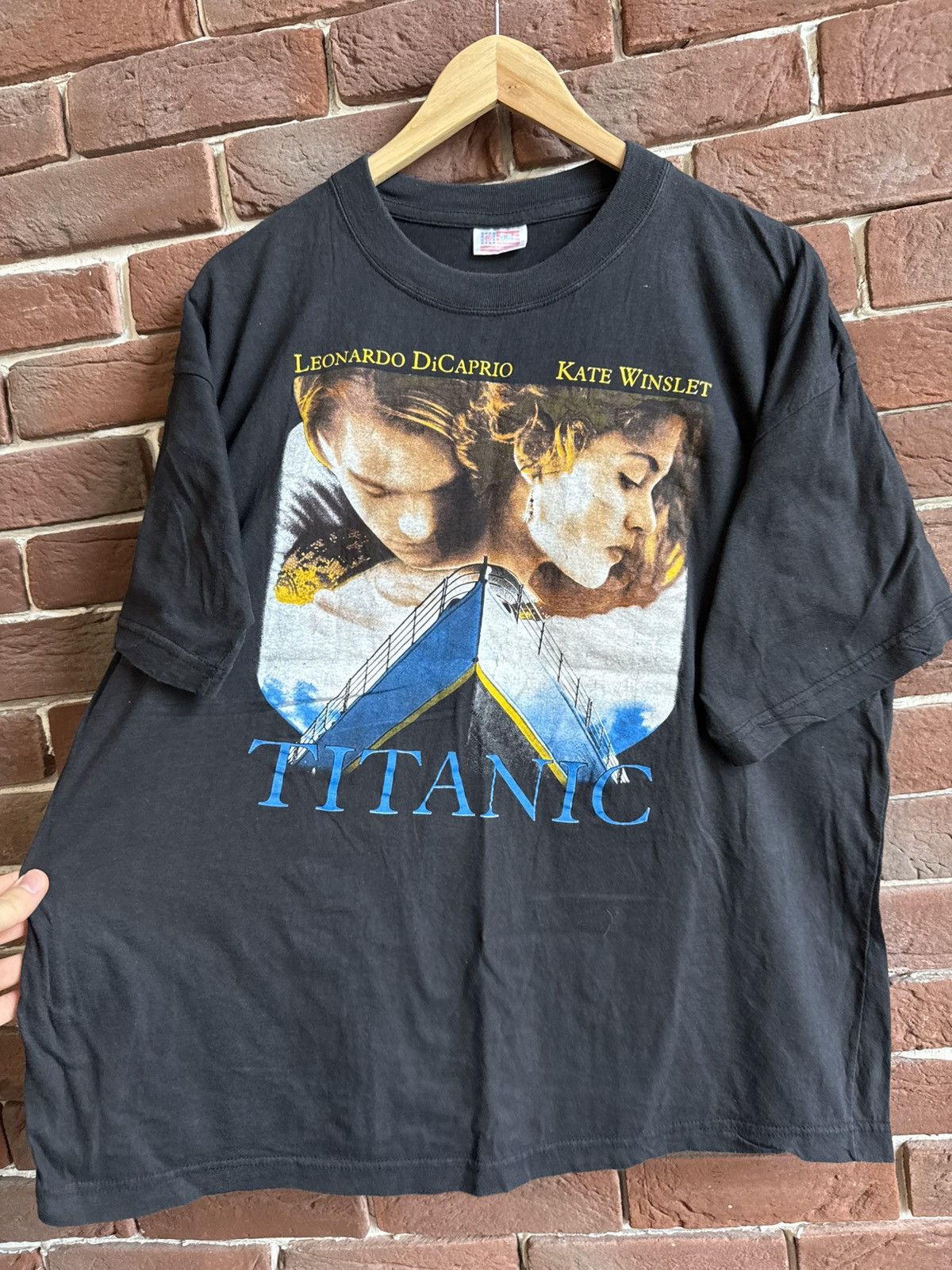 Vintage Rare Leonardo DiCaprio 90s Titanic Vintage Movie Rap Tshirt Size US L / EU 52-54 / 3 - 2 Thumbnail