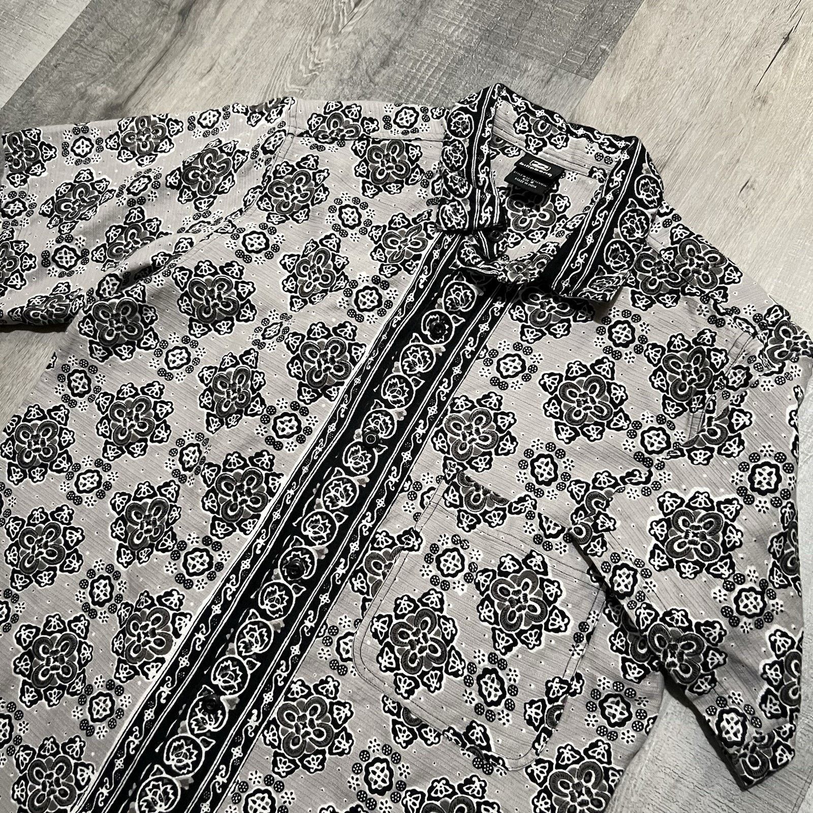 Billabong VTG Billabong Mandala Tile Motif Button Shirt 90s Y2K Boho S Size US S / EU 44-46 / 1 - 3 Thumbnail