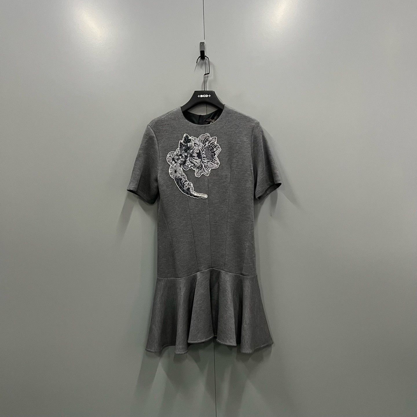 Louis Vuitton Louis Vuitton Floral Embroidered Gray Dress M Women Size M / US 6-8 / IT 42-44 - 1 Thumbnail