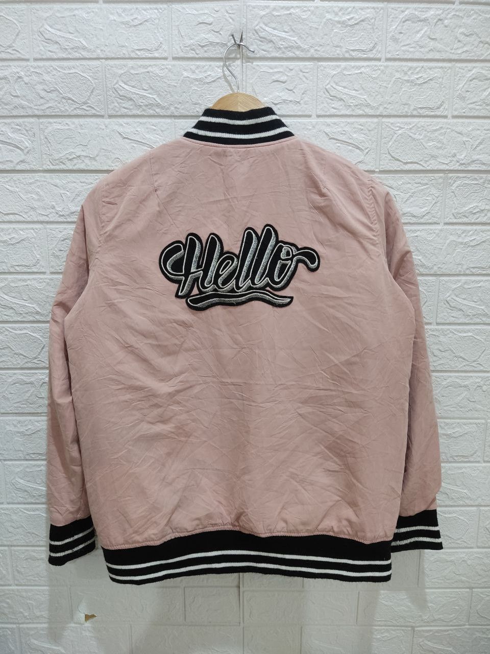 Forever 21 FOREVER 21 Hello Embroidered Graphic Bomber Jacket Size S / US 4 / IT 40 - 3 Thumbnail
