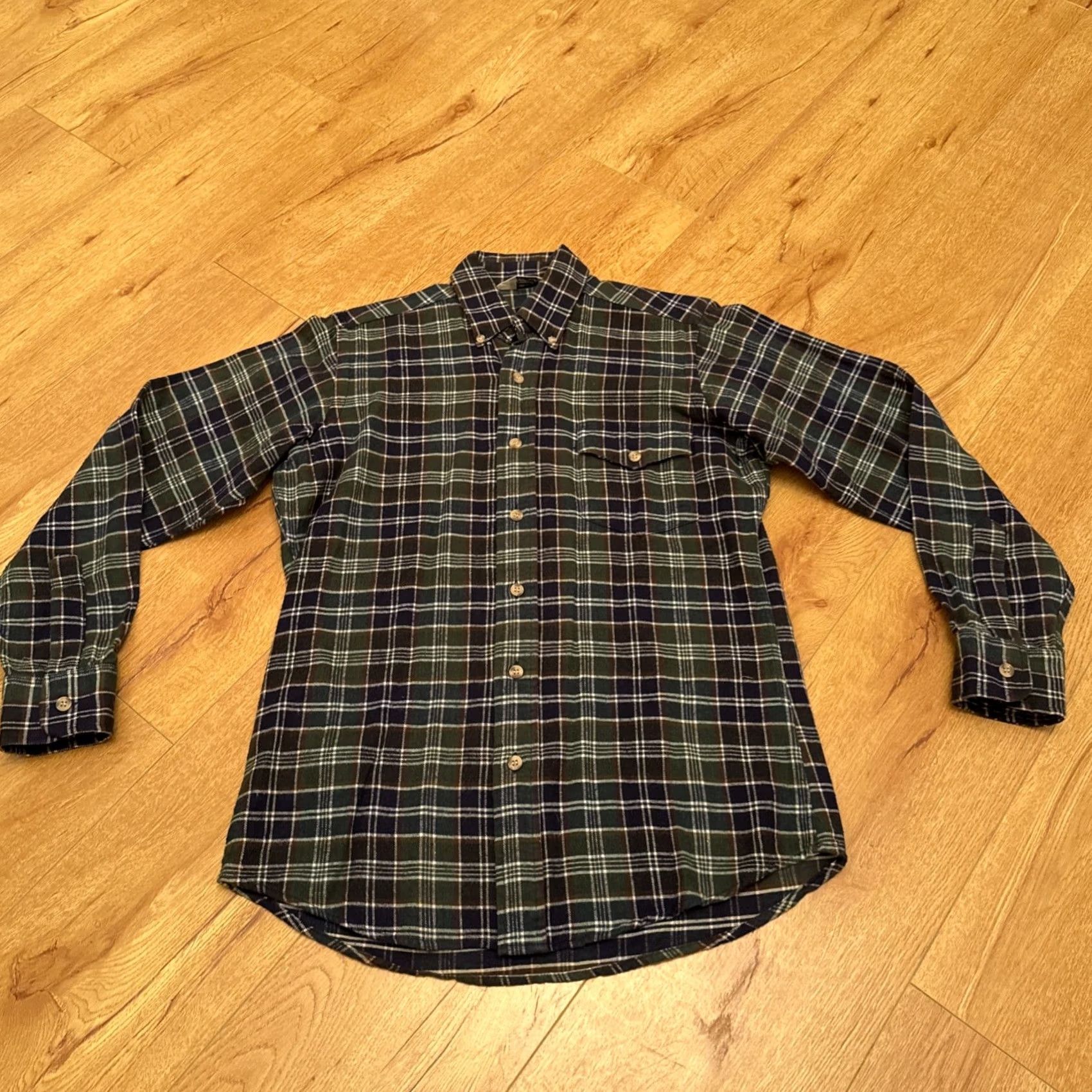 Vintage VINTAGE Woolrich Shirt Womens Small Green Plaid Long Sleeve Button-Up Regular Fit Pockets Cotton Flannel Top Ladies Outdoors Size S / US 4 / IT 40 - 2 Thumbnail