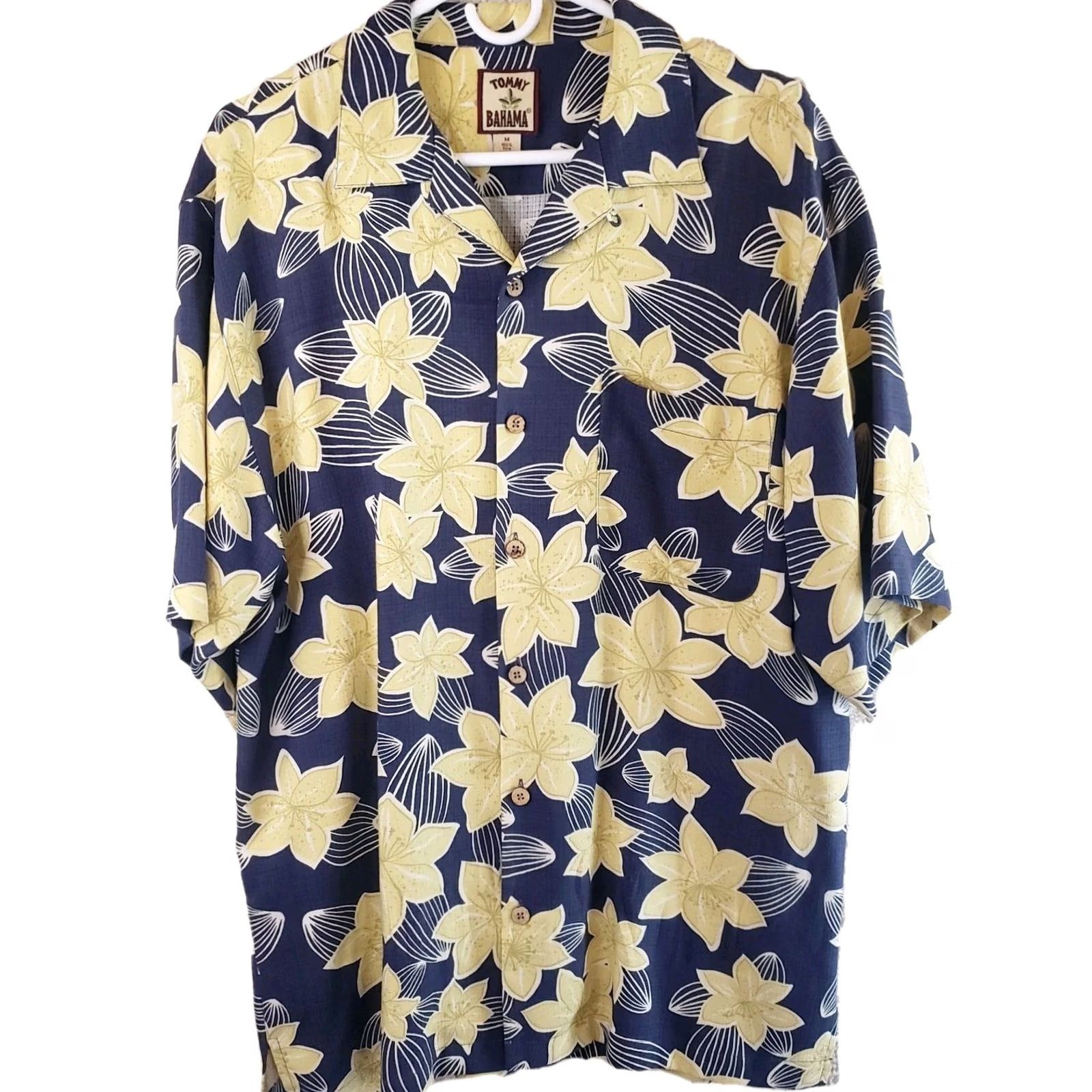 Tommy Bahama VINTAGE Tommy Bahama Shirt Men L Navy Blue Yellow Floral Silk Relaxed Button Up S. S. Size US L / EU 52-54 / 3 - 2 Thumbnail
