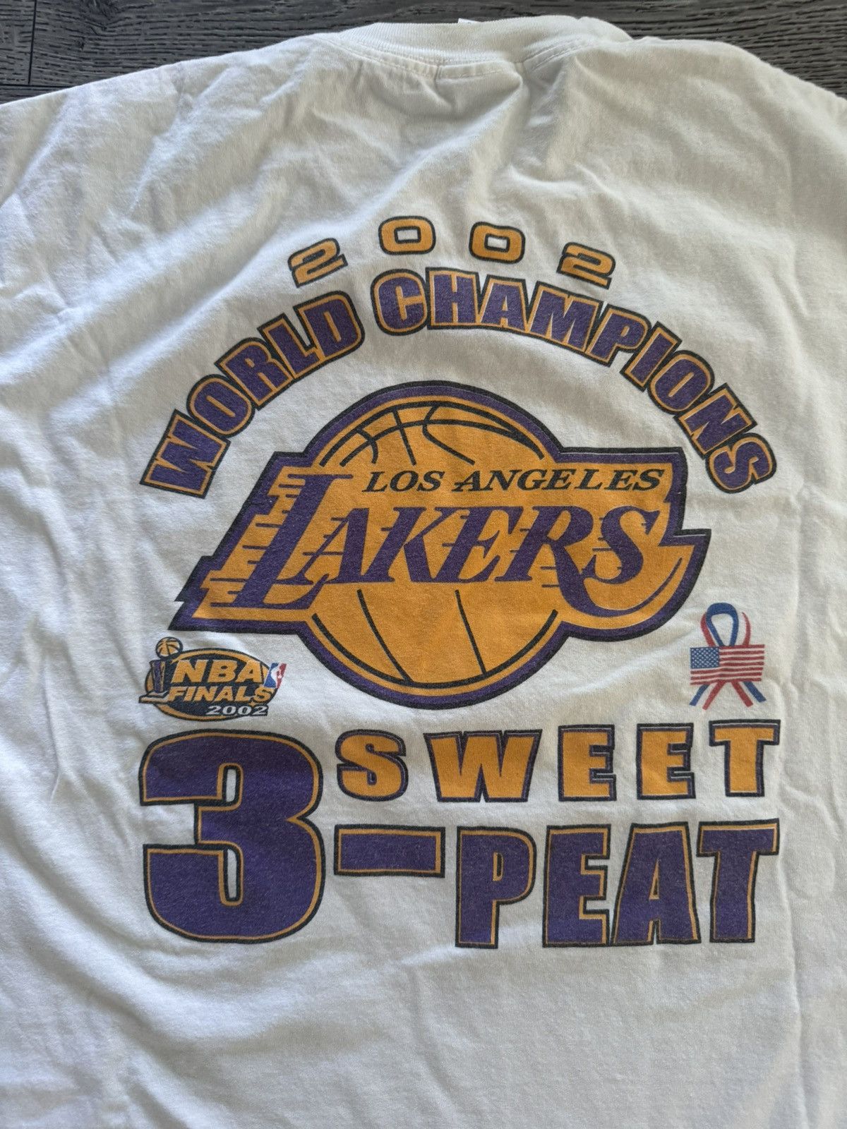 NBA 2002 Vintage Lakers 3 Peat Trophies Tee Size US XXL / EU 58 / 5 - 9 Thumbnail