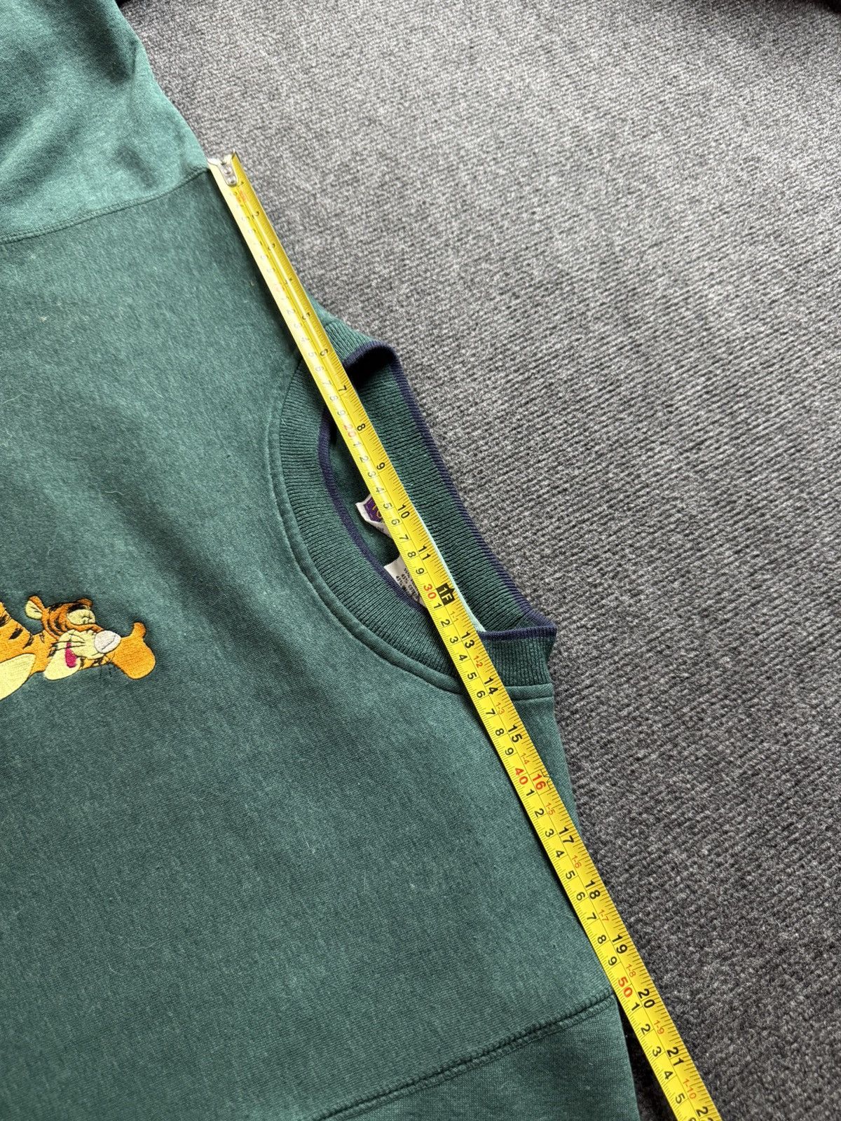 Disney 90s Vintage Disney Tigger Pooh Embroidered Sweatshirt L Size US L / EU 52-54 / 3 - 22 Thumbnail