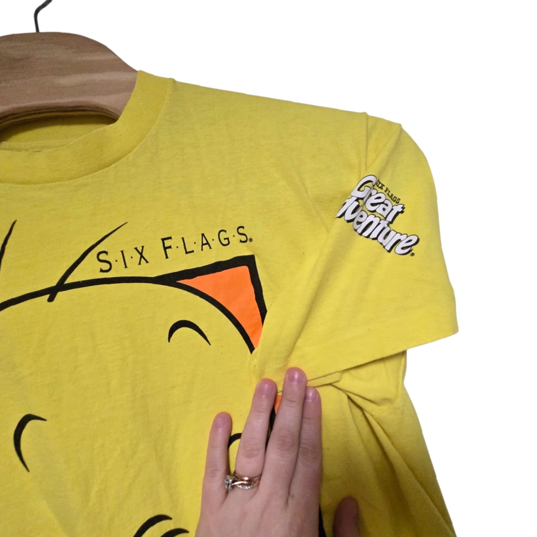 Vintage VINTAGE Tweety Bird Six Flags T-Shirt Mens Shirt XXL Yellow 1992 Softee Size US XXL / EU 58 / 5 - 3 Thumbnail