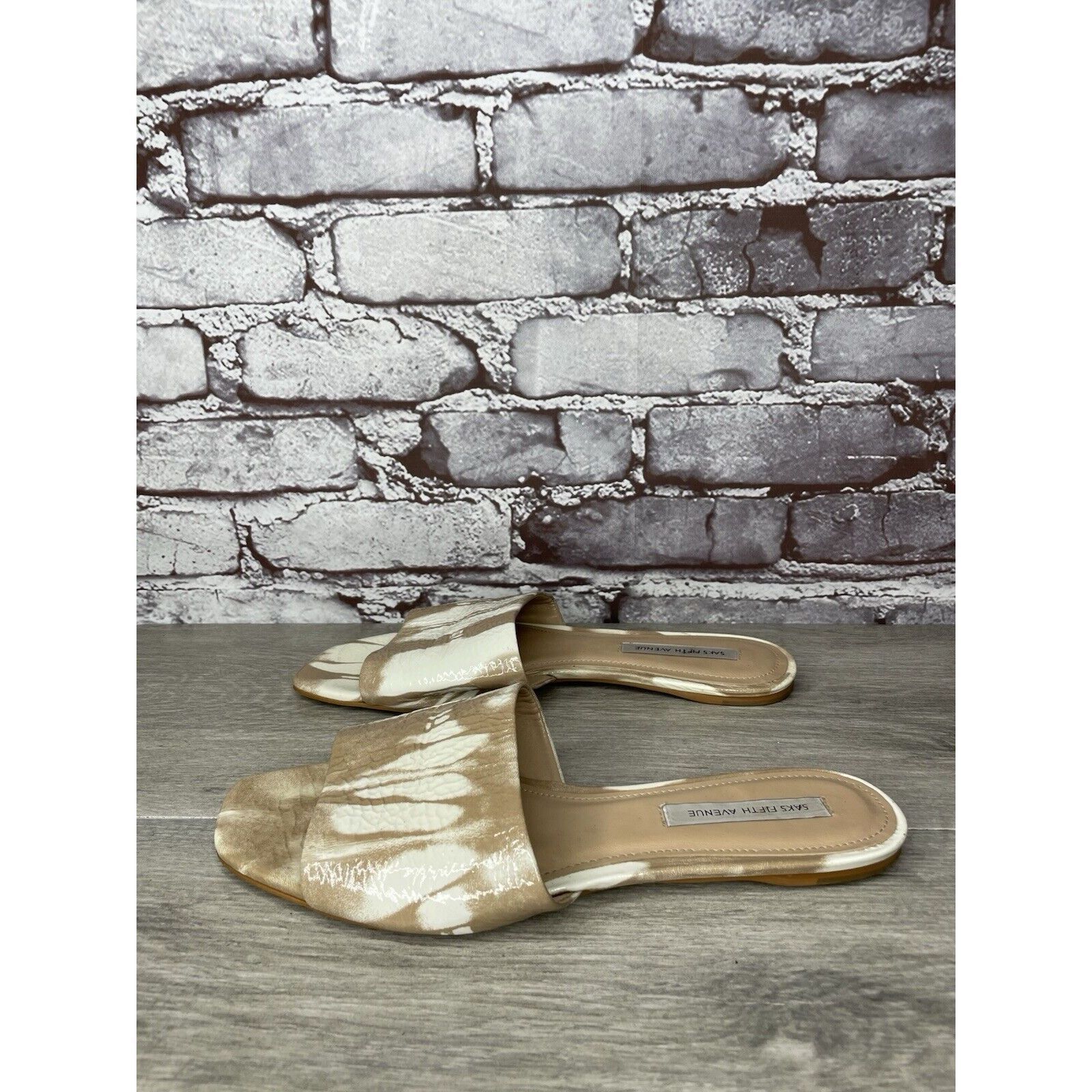 Saks Fifth Avenue Saks Fifth Avenue White Tan Patent Leather Slides Open Toe F Size US 9 / IT 39 - 18 Thumbnail