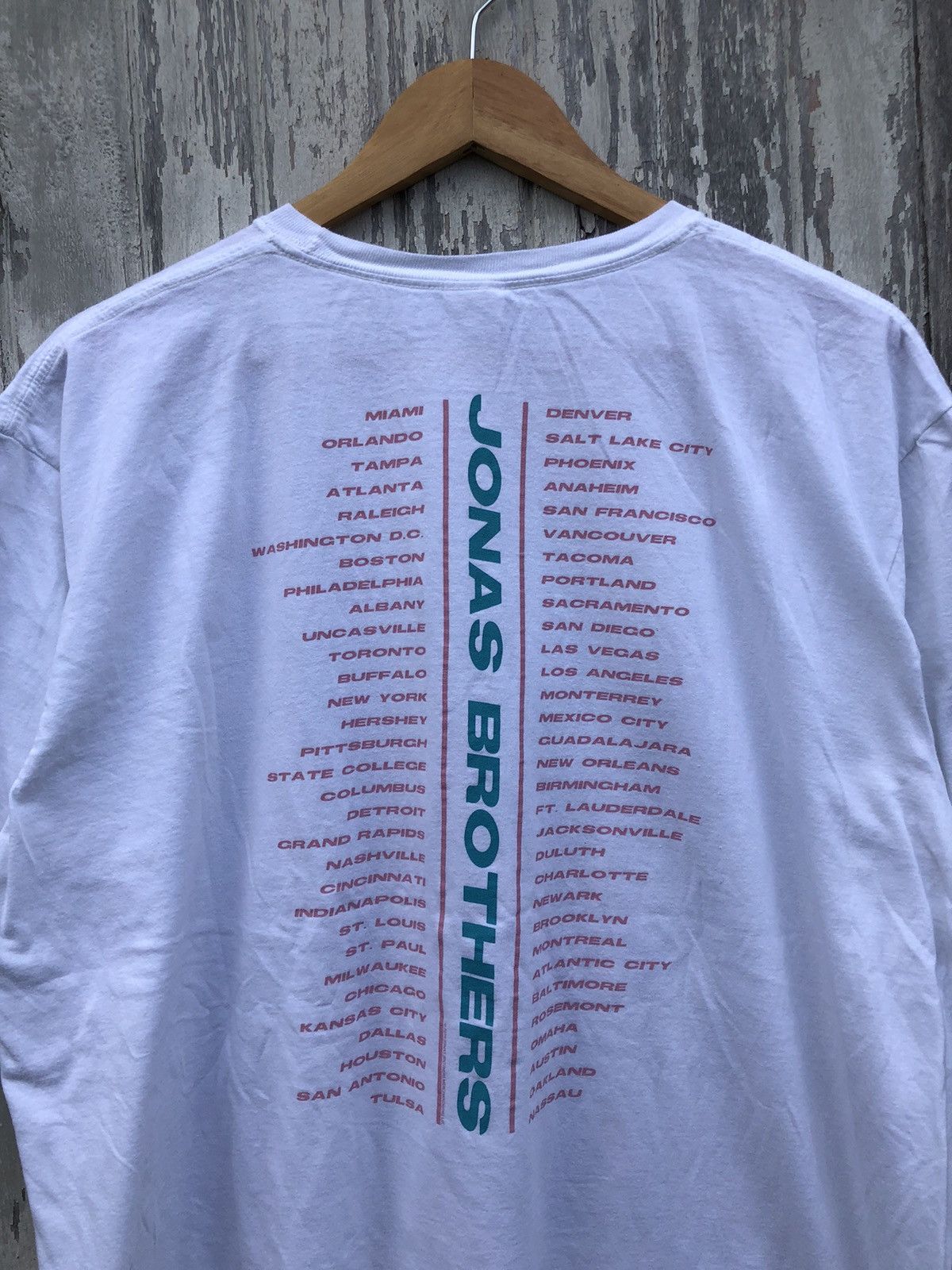 Band Tees Jonas Brothers Band Merchansing Tour Tee Size US XL / EU 56 / 4 - 13 Thumbnail
